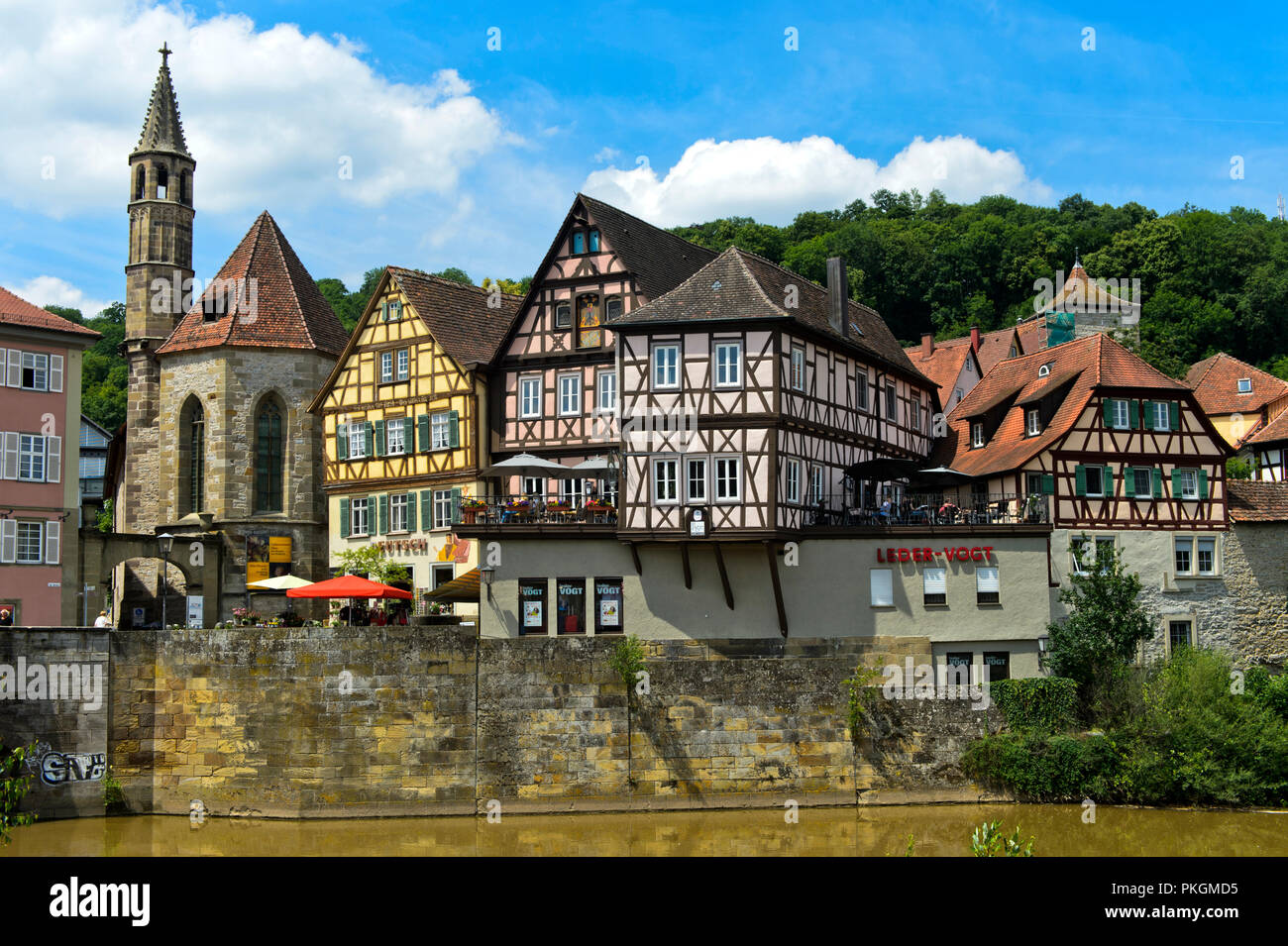 Kirche Johannitrekirche und historische Fachwerkhäuser in der Altstadt im Weiler, Schwäbisch Hall, Deutschland Stockfoto