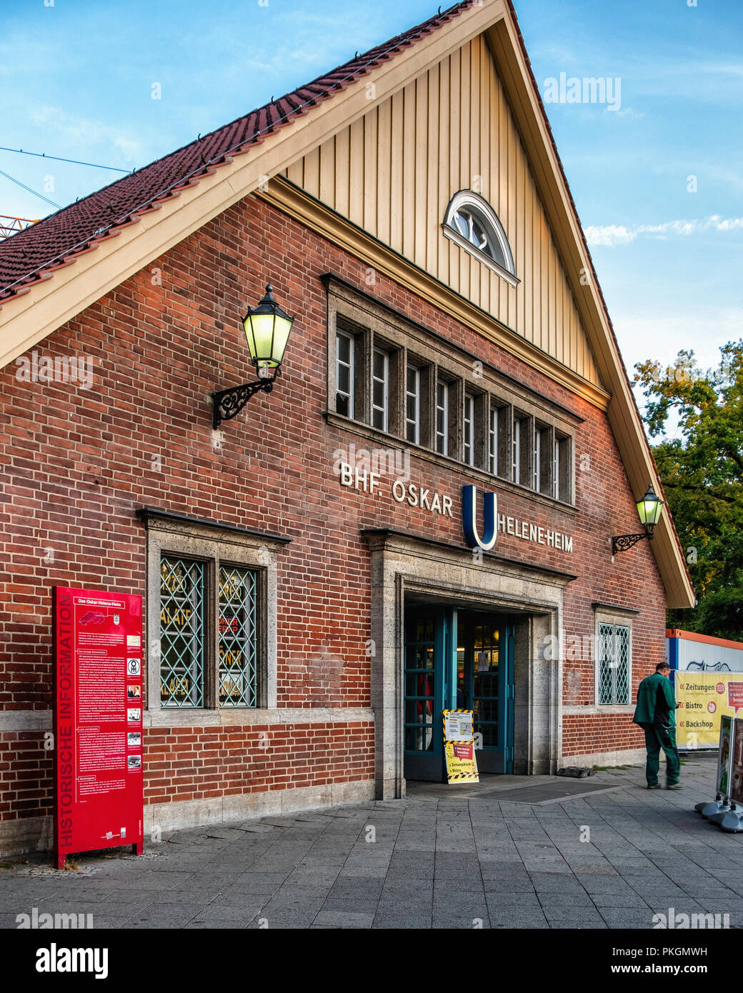 Berlin-Dahlem. Oskar-Helene-Heim U-Bahn U-Bahnhof der Linie U3. Historische Gebäude Exterieur & Fassade. Teil der Berliner BVG-com Stockfoto