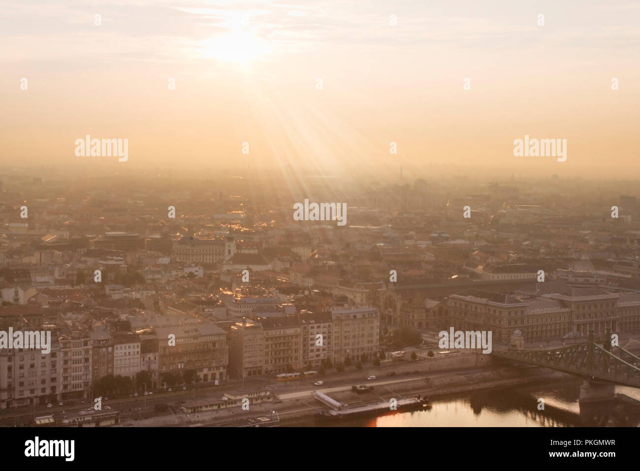 Beschlagene oder misty morning über europäische Stadt Budapest, Ungarn Stockfoto