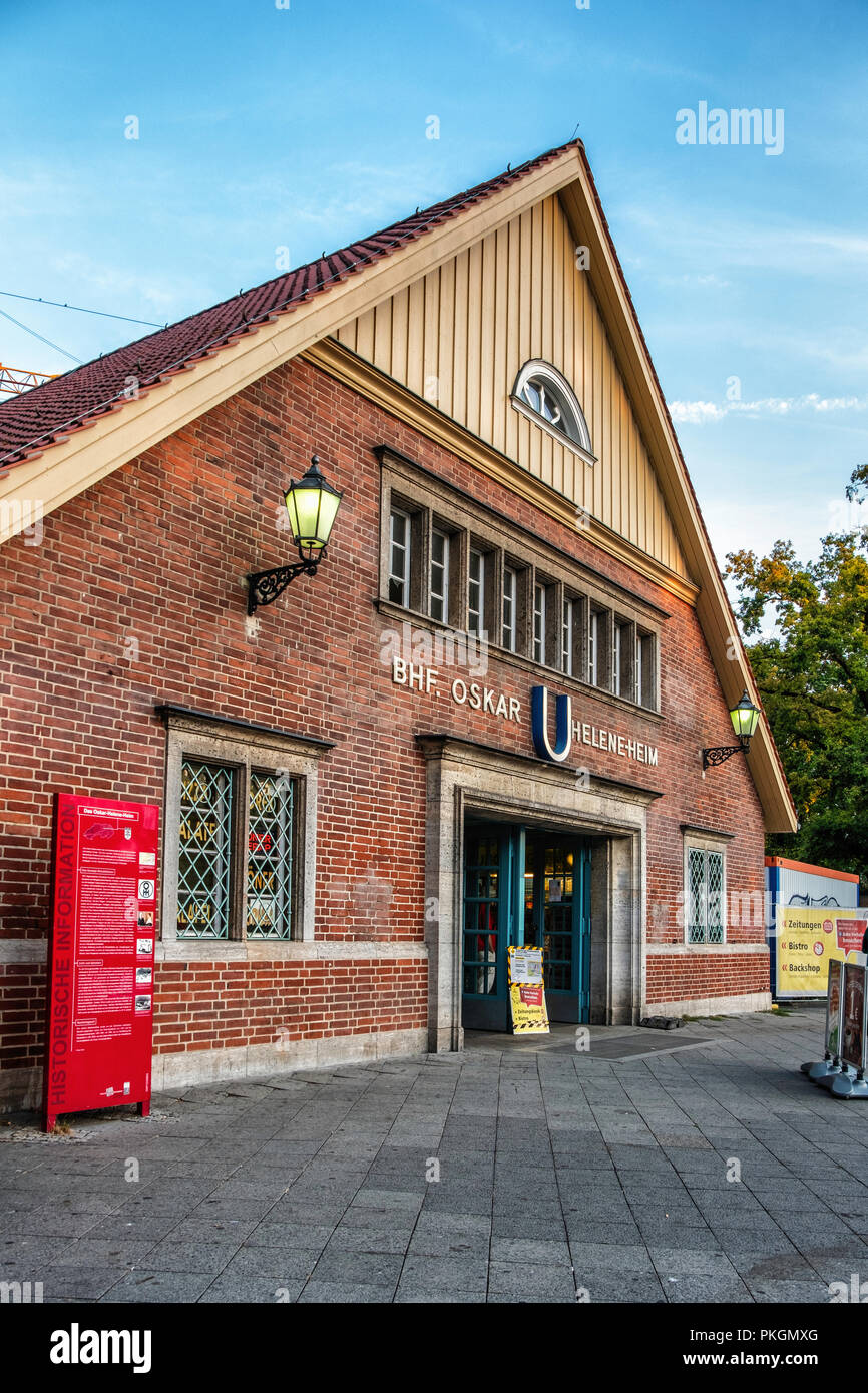 Berlin-Dahlem. Oskar-Helene-Heim U-Bahn U-Bahnhof der Linie U3. Historische Gebäude Exterieur & Fassade. Stockfoto