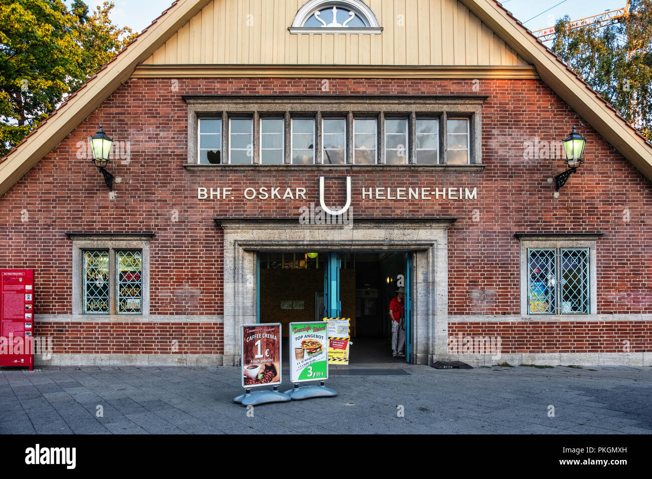 Berlin-Dahlem. Oskar-Helene-Heim U-Bahn U-Bahnhof der Linie U3. Historische Gebäude Exterieur & Fassade. Teil der Berliner BVG-com Stockfoto