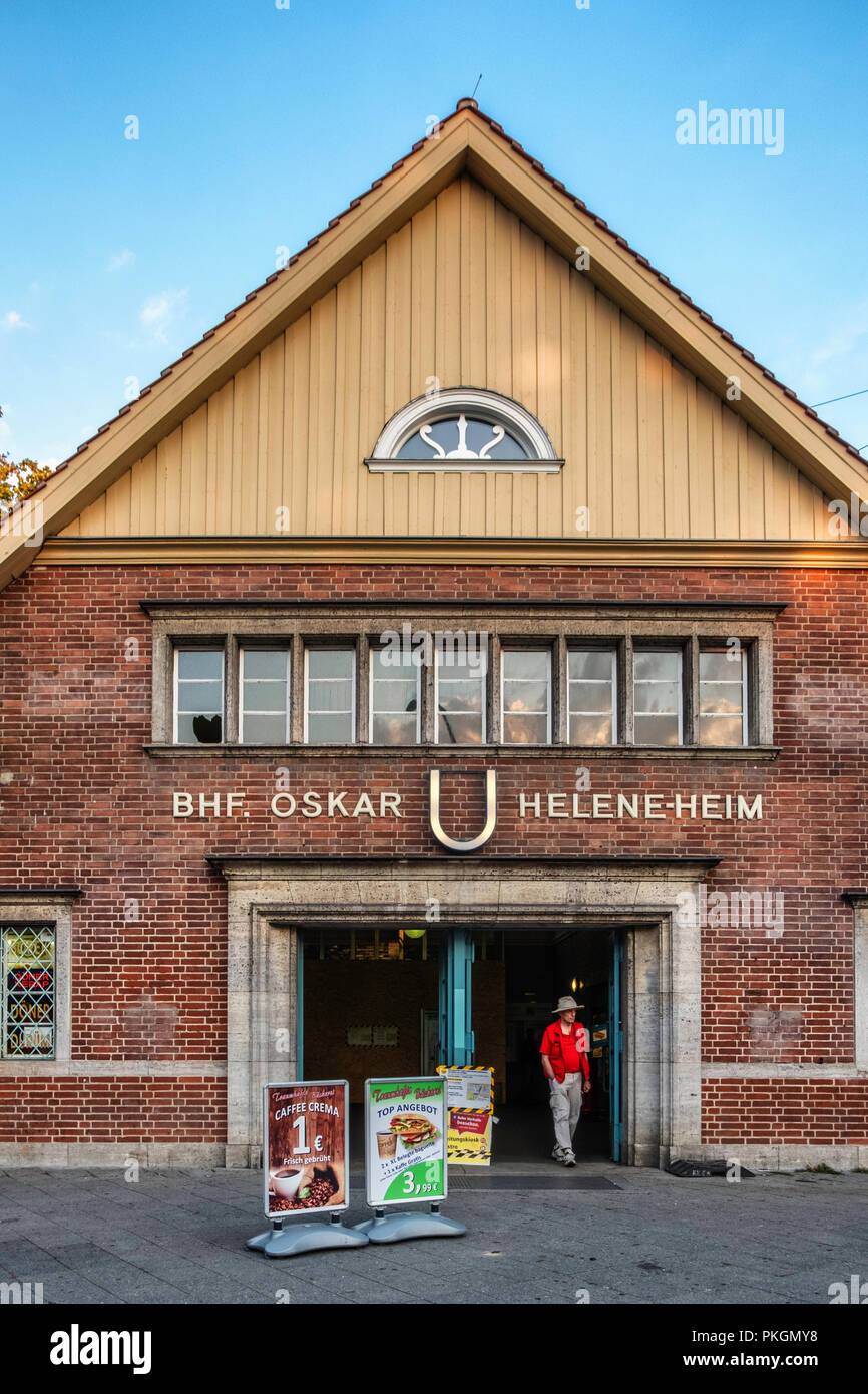 Berlin-Dahlem. Oskar-Helene-Heim U-Bahn U-Bahnhof der Linie U3. Historische Gebäude Exterieur & Fassade. Teil der Berliner BVG-com Stockfoto