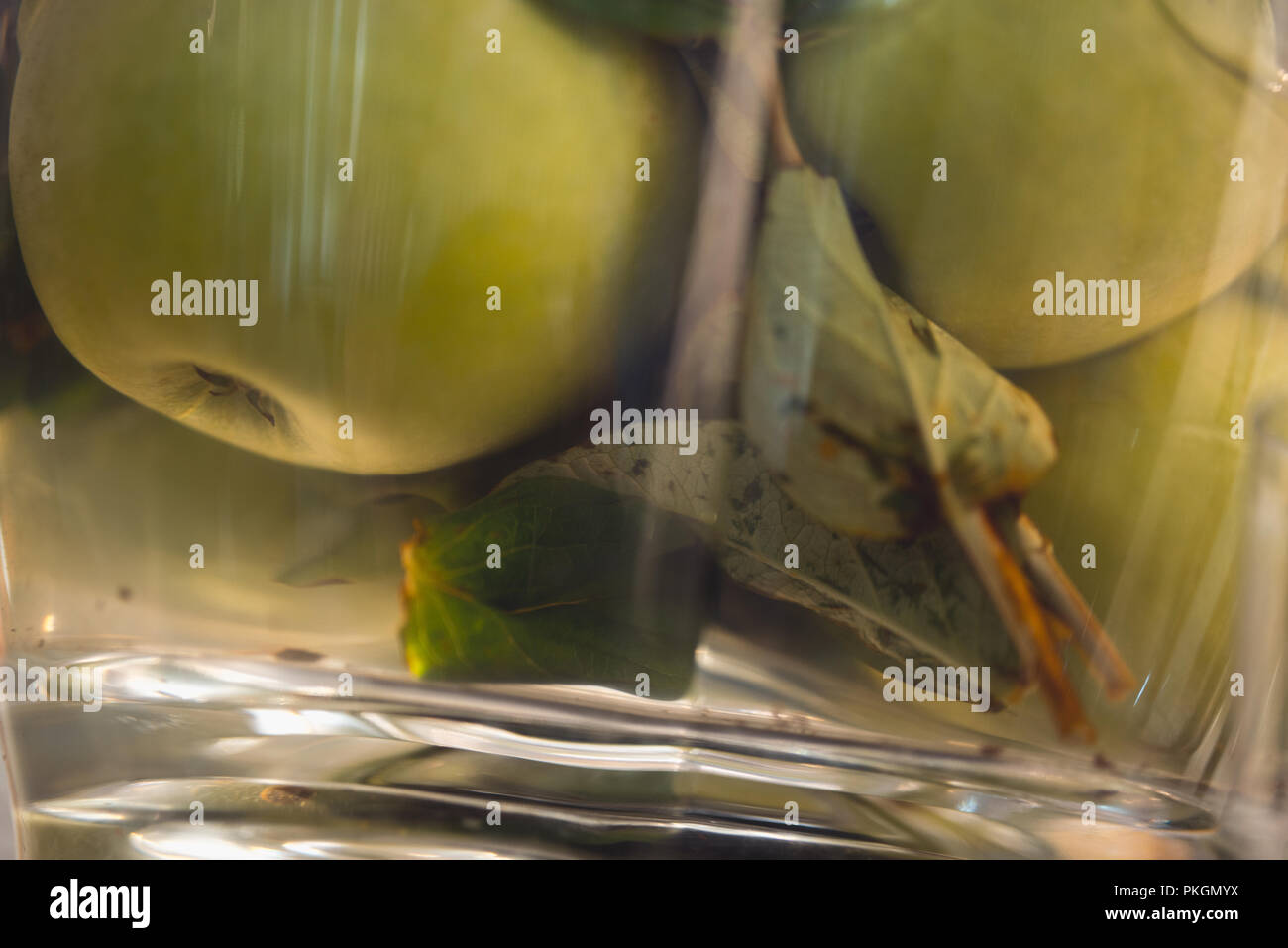 Grüne frische Äpfel schwebt in die Glasschale Stockfoto