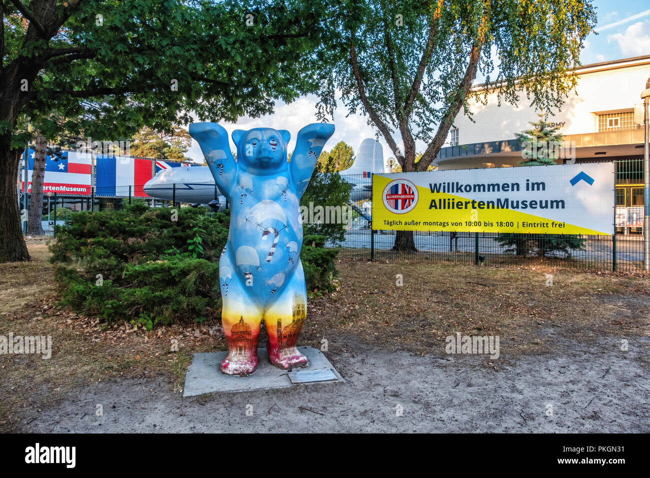 Berlin Dahlem, AlliiertenMuseum. Alliiertenmuseum & Buddy Bear", Candy Bär" von der Künstlerin Dagmar Weiss. Stockfoto
