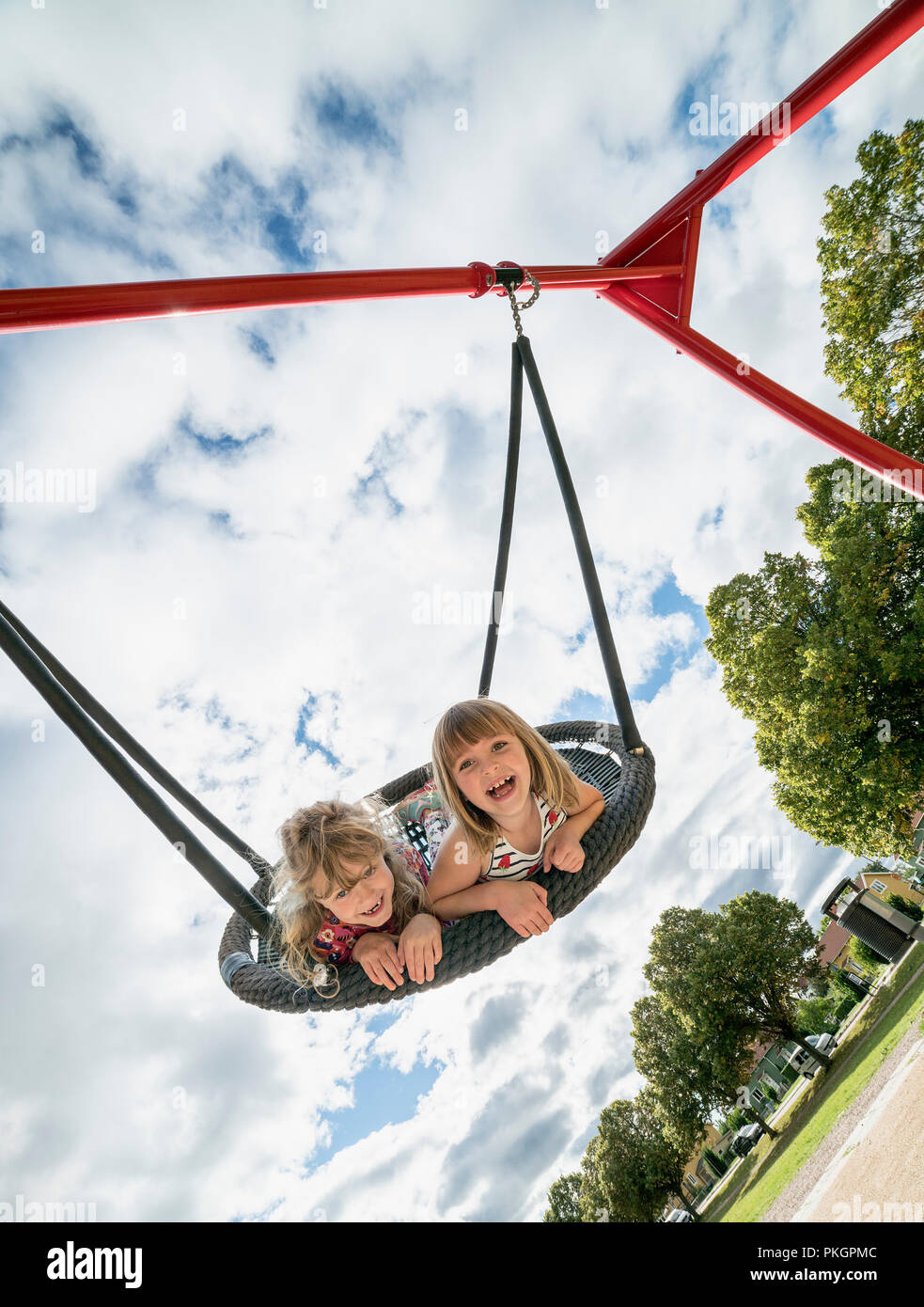 Zwei Junge Mädchen In Einer Schaukel Spaß Und Spielen Auf Einem Spielplatz Stockfotografie Alamy 