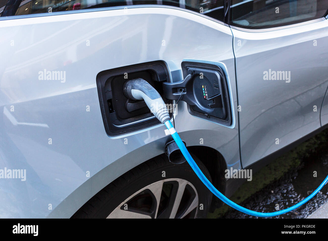 Elektroauto zu einer Straße Ladestation angeschlossen, Bothwell Street, Glasgow, Großbritannien Stockfoto