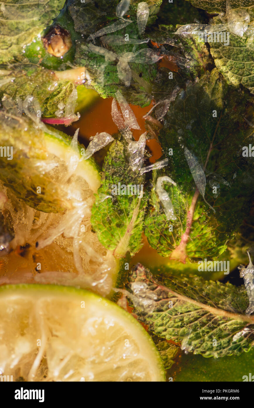Kohlensäure Soda Wasser oder Saft mit Limette und Minze in einer Glaskanne. Makro-Nahaufnahme Stockfoto