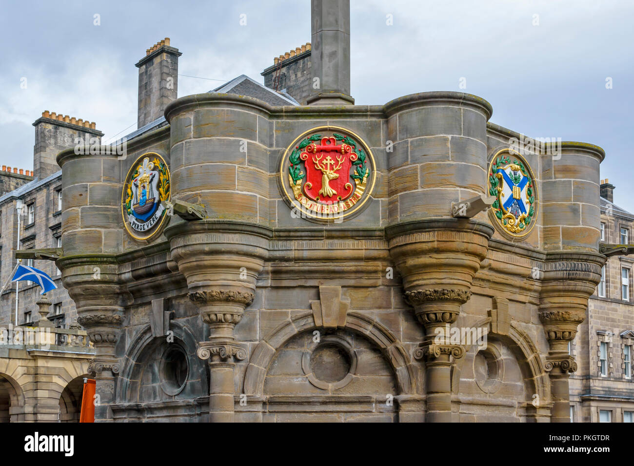 EDINBURGH SCHOTTLAND DAS MERCAT ODER MARKET CROSS IN PARLIAMENT SQUARE, Schirme von königlichen Wappen Stockfoto