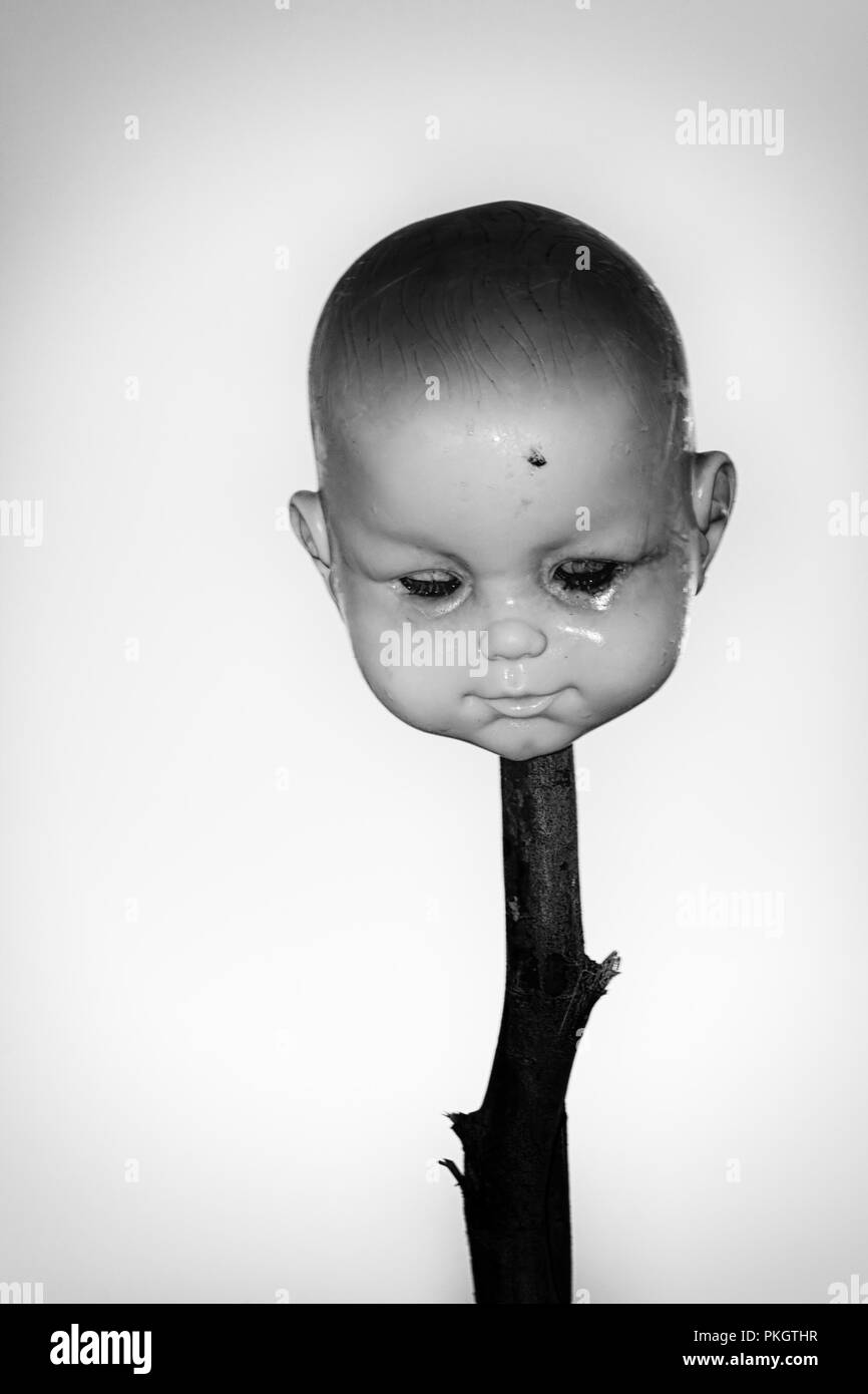 Spooky beschädigten alten Puppe Gesicht Stockfoto
