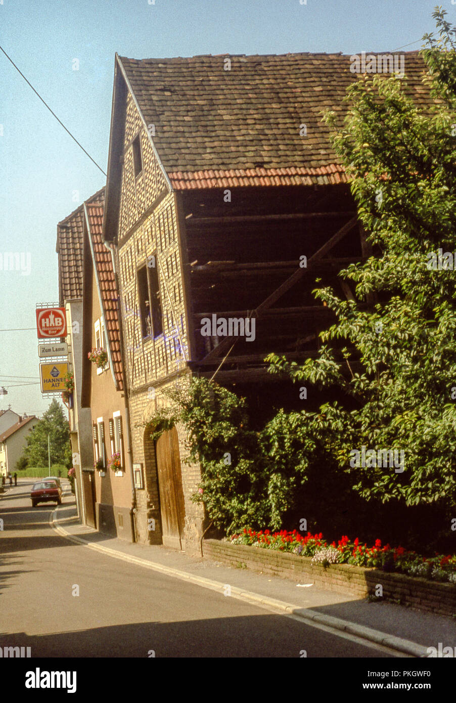 Vorderseite eines Pubs in Detmold, Deutschland. Ursprüngliches Archivbild vom 1970er Stockfoto