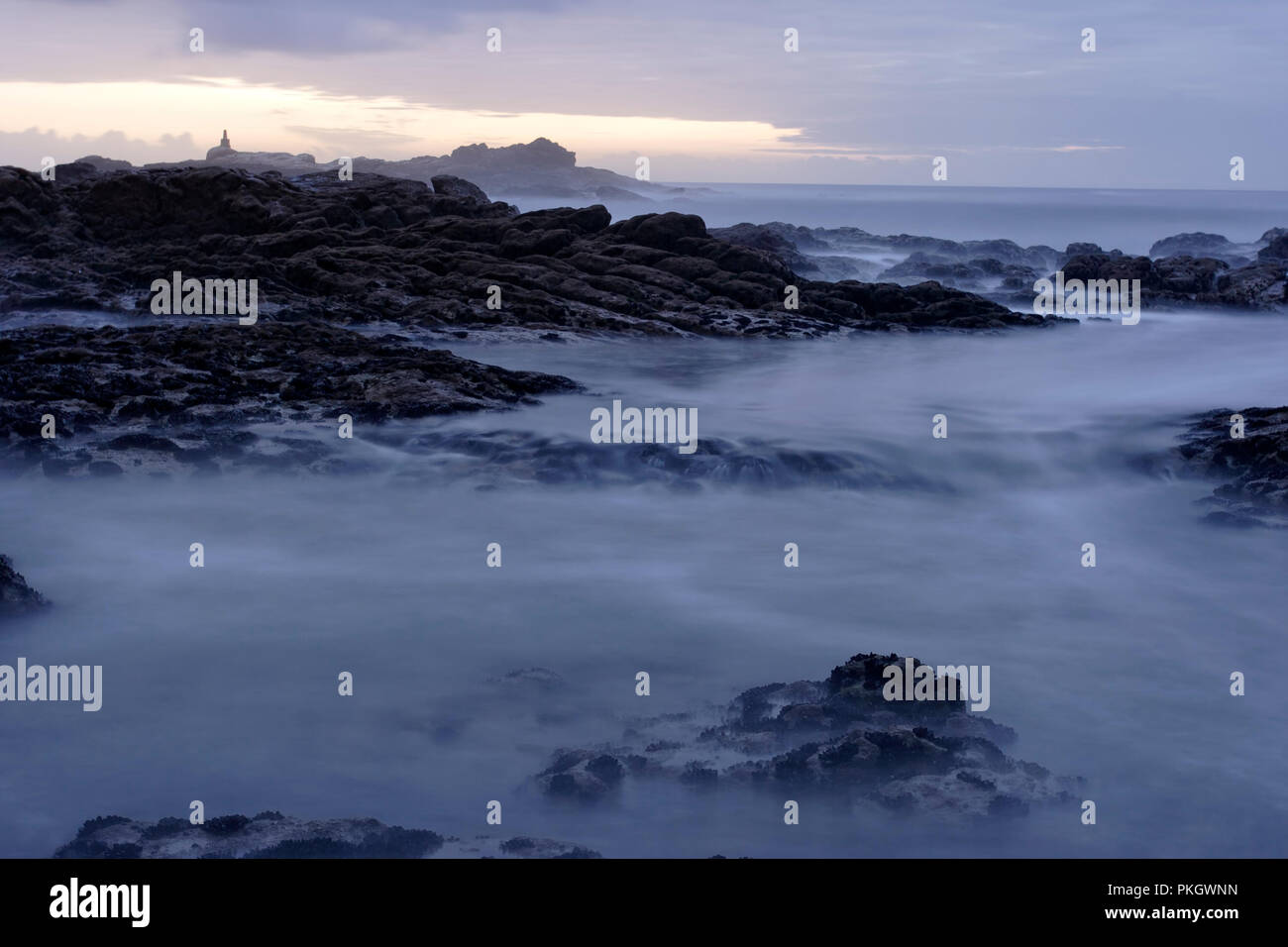 Letzten Lichtstrahlen auf einer romantischen felsigen Strand im Norden von Portugal bei Ebbe. Stockfoto