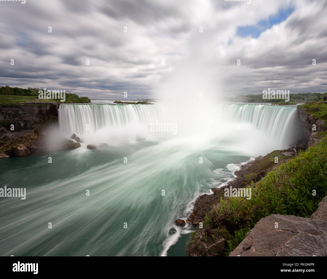 Niagara Falls lange Belichtung von der kanadischen Seite mit dramatischen Wolken Stockfoto