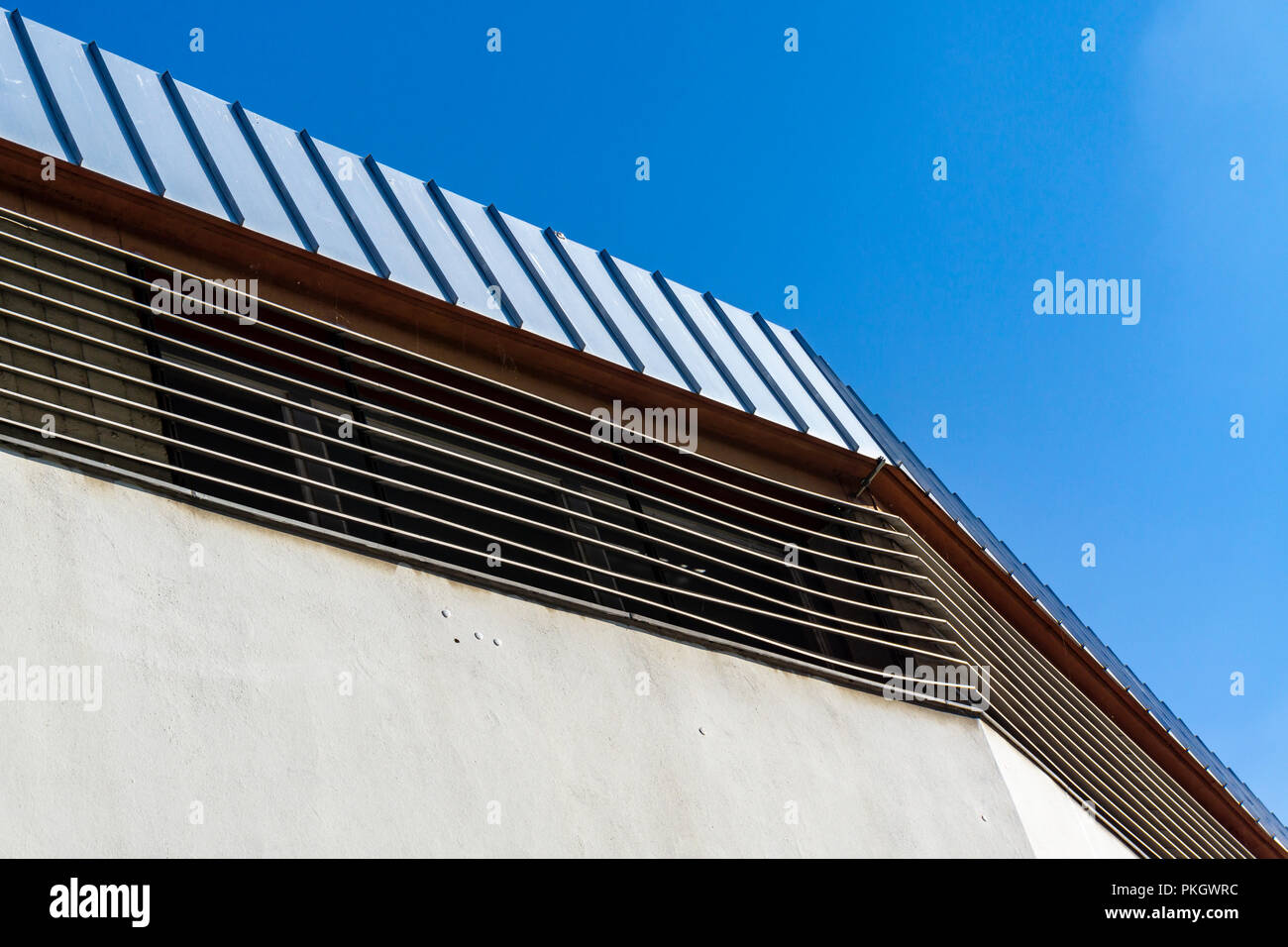 Berlin, Deutschland, 26. Juli 2018: Nahaufnahme der architektonischen Funktion von Dach des Lagerhauses Stockfoto