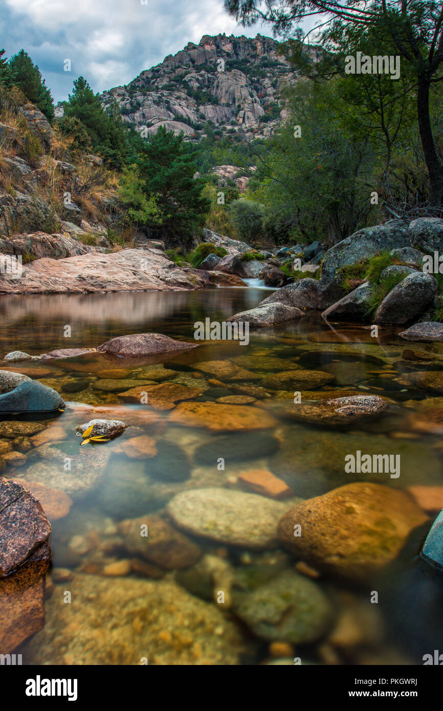 Lange Belichtung Landschaft in La Pedriza, Madrid, Spanien. Stockfoto