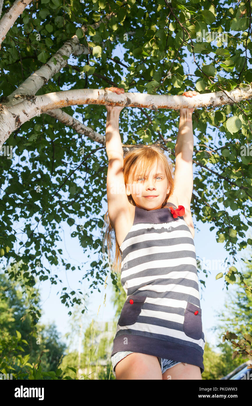 Low Angle View der glücklichen Mädchen hängen von einer Birke auf Kamera Sommer genießen. Stockfoto