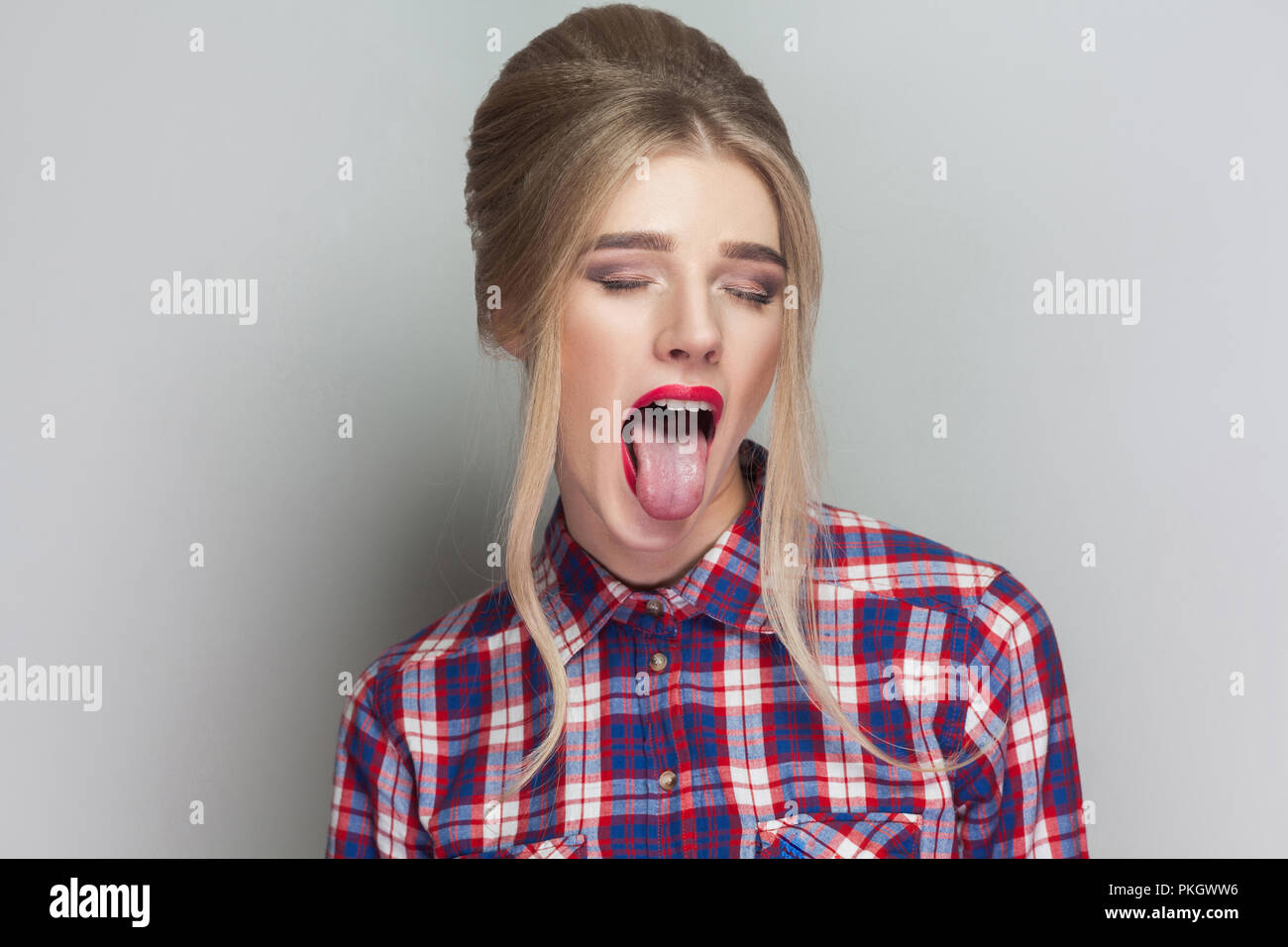 Young girl sticking tongue out Fotos und Bildmaterial in hoher Auflösung Seite 5 Alamy