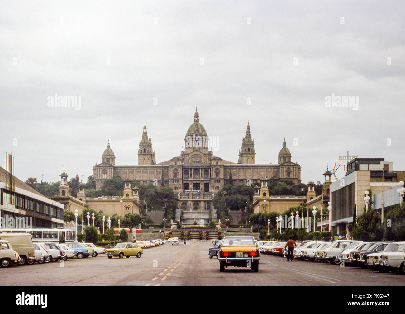 Im National Palast von Montjuïc - Palacios de Alfonso XIII y Victoria Eugenia wie von der Avinguda de la Reina Maria Cristina - Original 1975 Archivierung Foto gesehen. Stockfoto