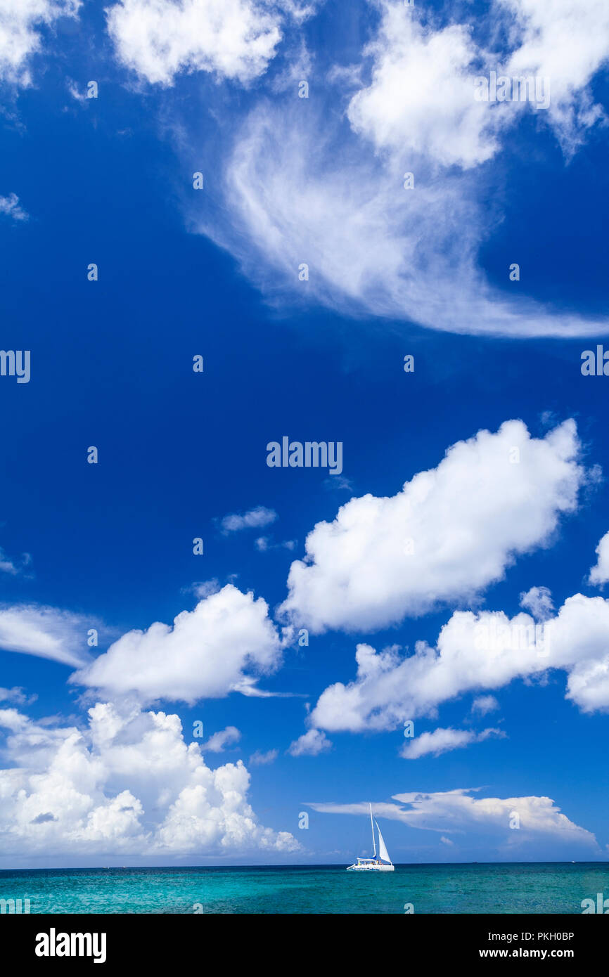 Yacht unter Wolken an der Karibik bei Saint Martin an einem sonnigen Sommer Stockfoto