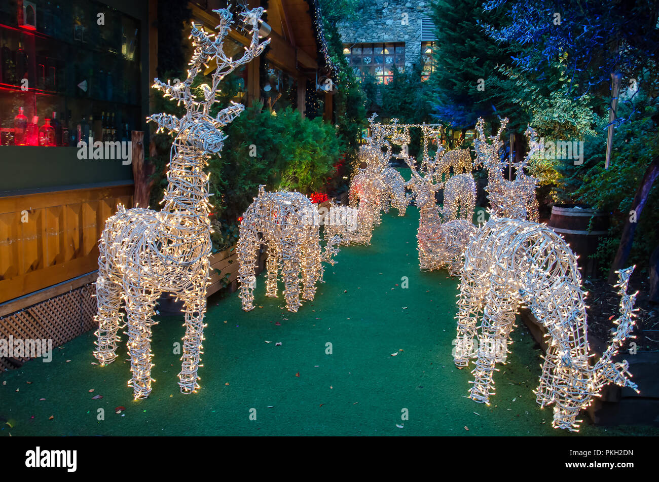 Europa ist bereit für Weihnachten. Schöne bunte Straße von Andorra la Vella  City dekoriert durch Reihen von beleuchteten Rehe von Santa Claus. Chris  Stockfotografie - Alamy
