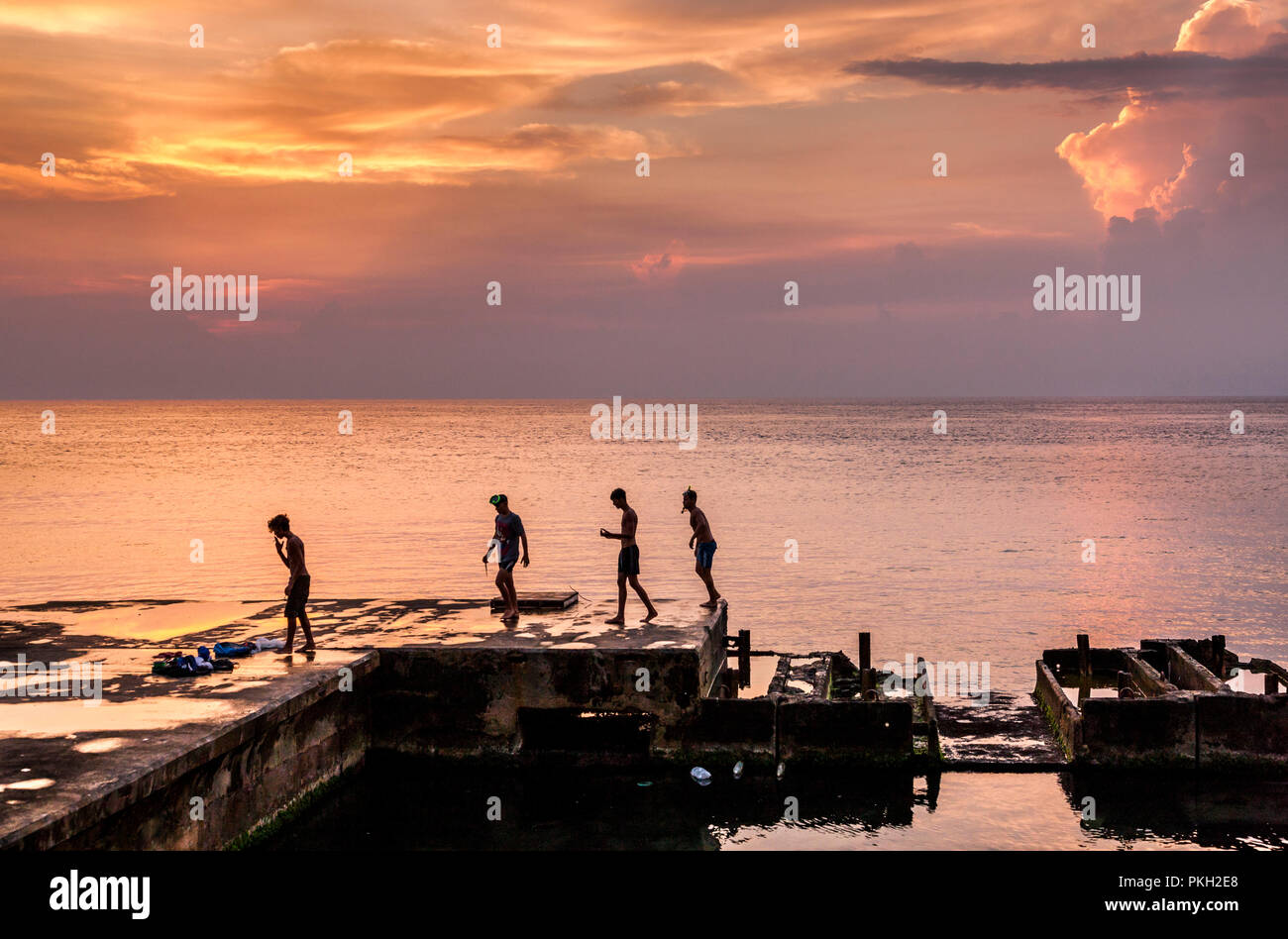 Miramar, Havanna, Kuba. 16. Juli 2017. Vier Jungs zurück zum Ufer nach Sonnenuntergang vom Fischfang in Miramar Kuba. - Gutschrift David Creedon/Alamy Stockfoto