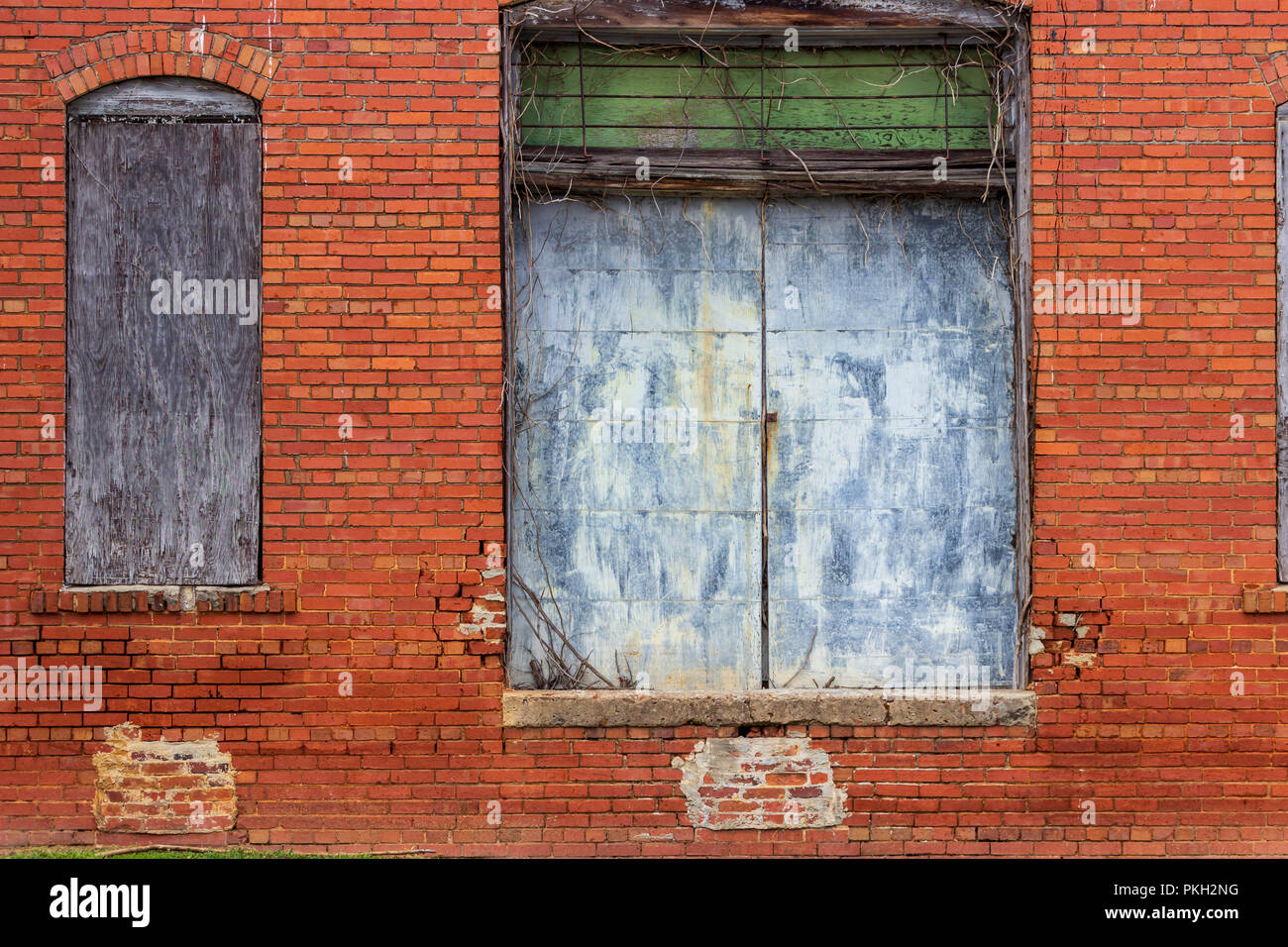 Verlassene Gebäude mit rustikalen Türen und Fenster Stockfoto