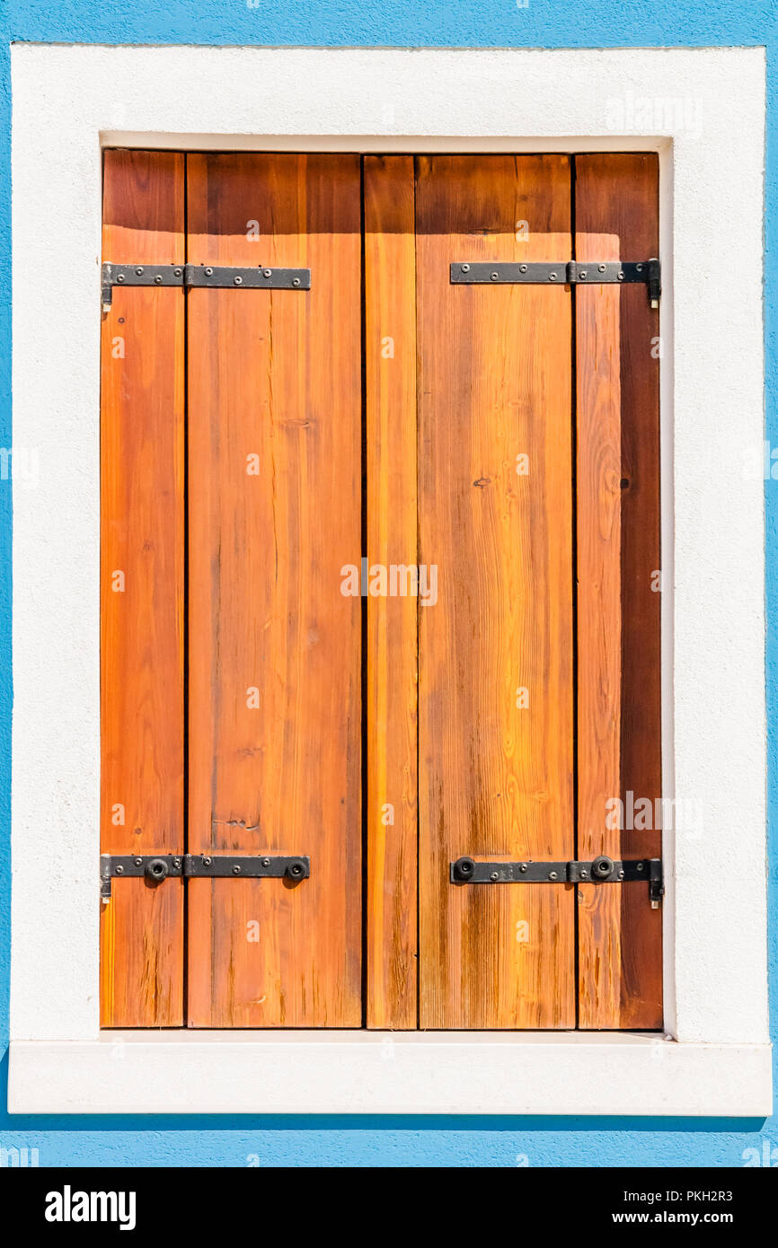 Braun, Fensterläden aus Holz, geschlossen Stockfoto