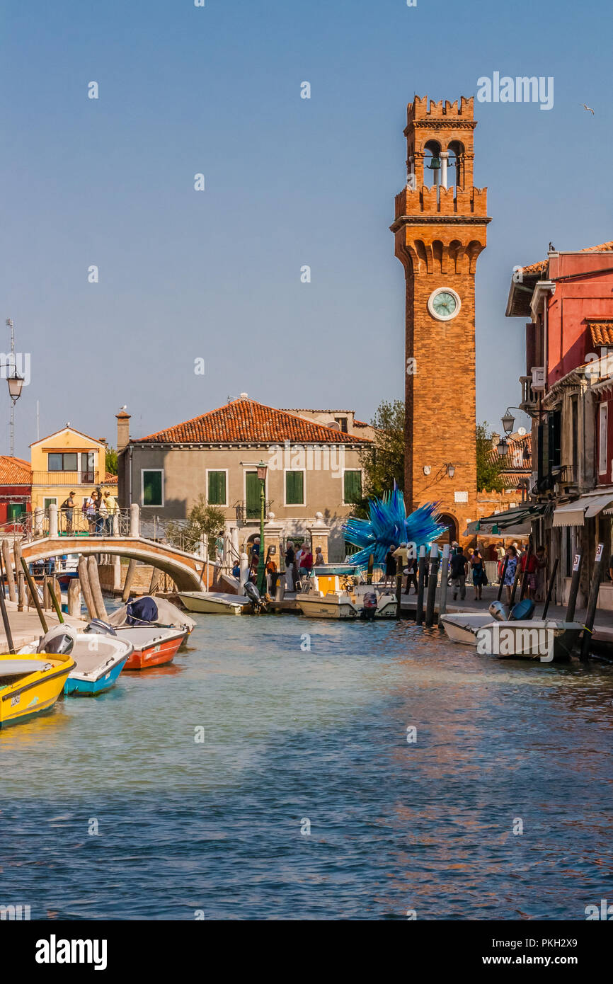Kanal Rio del Vetrai in Murano, Venedig, Italien, mit der St. Stefano Kirchturm im Hintergrund. Stockfoto