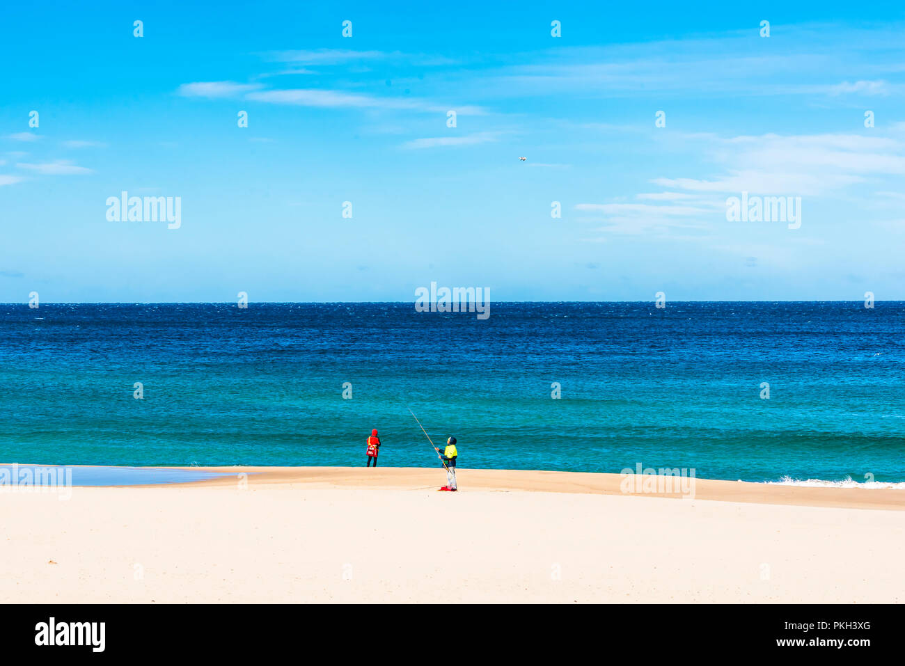 Panoramablick auf die malerische Aussicht auf Bondi Beach mit blauem Himmel und Ozean, Sydney Australien im Winter Stockfoto