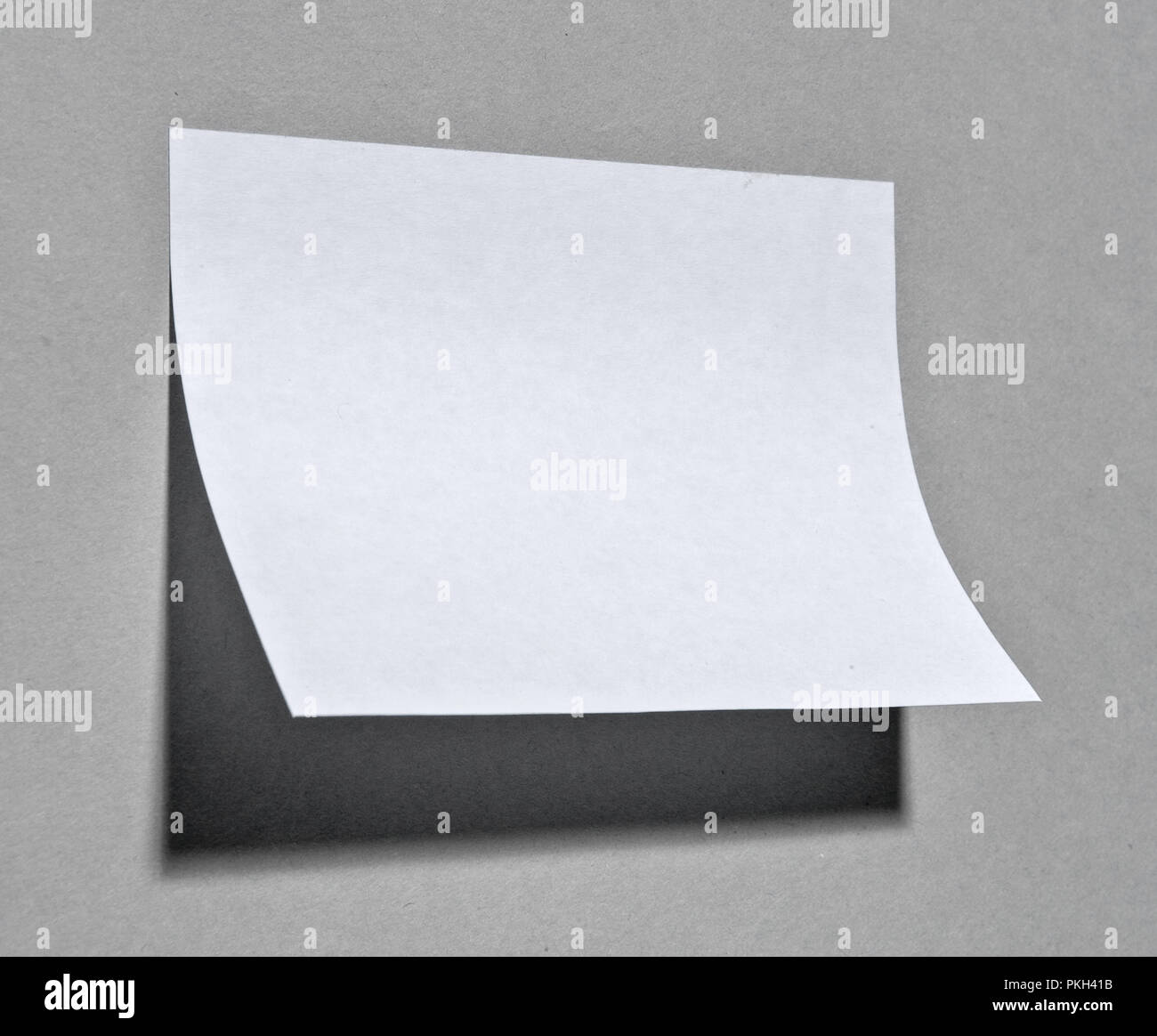 Ein Papier beachten Sie kleben an der Wand mit Schatten Stockfotografie -  Alamy
