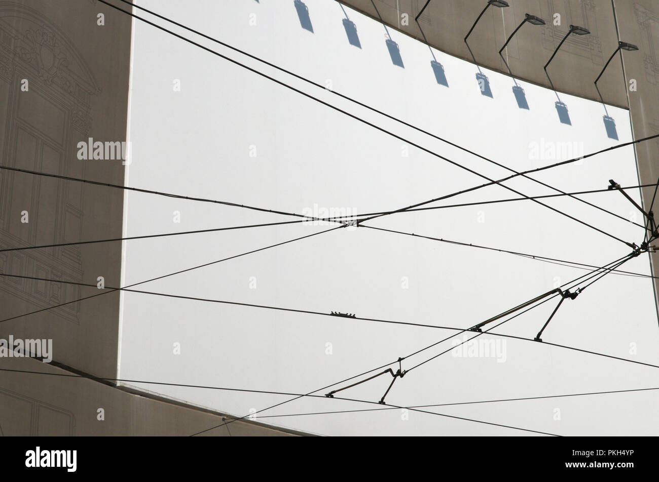 Leere Plakatwand und Tram Kabel in Mailand Stockfoto