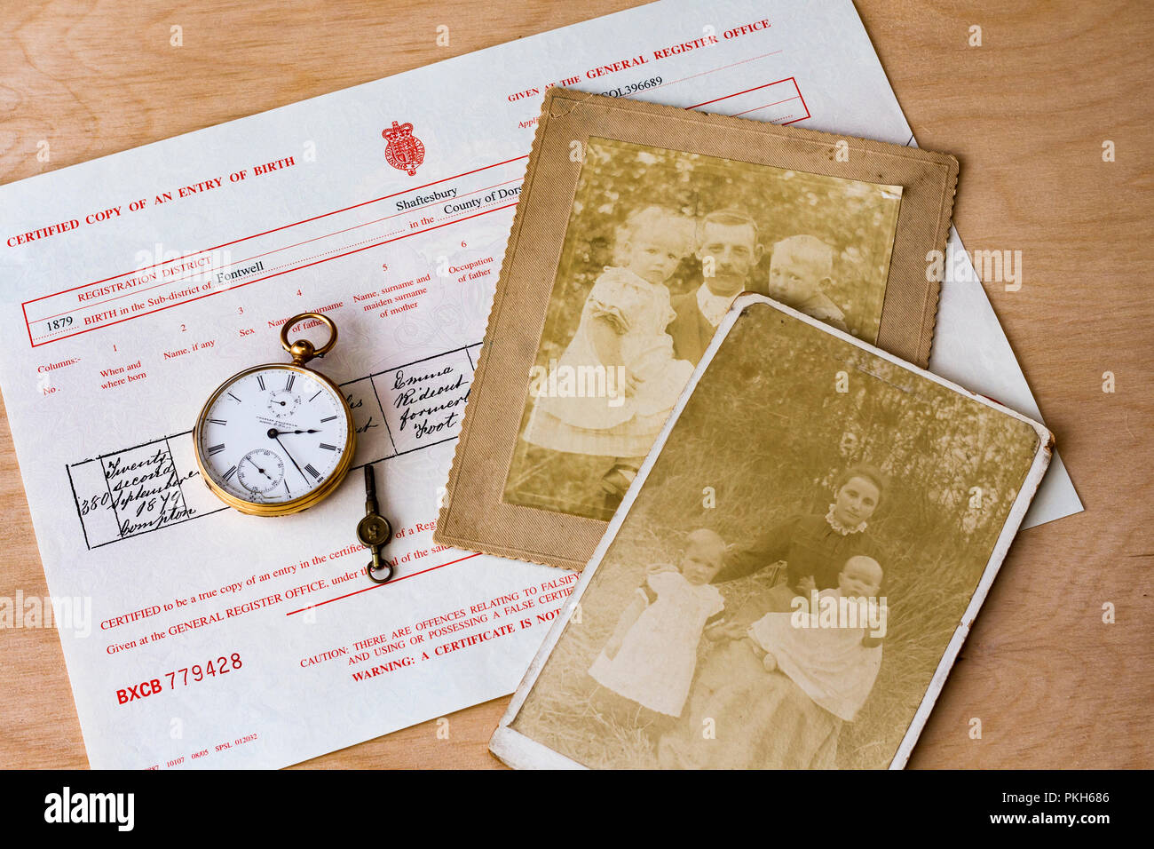 Alte Familienfotos mit einem 18ct Gold Taschenuhr & Geburtsurkunde, Ahnenforschung, England, Großbritannien Stockfoto