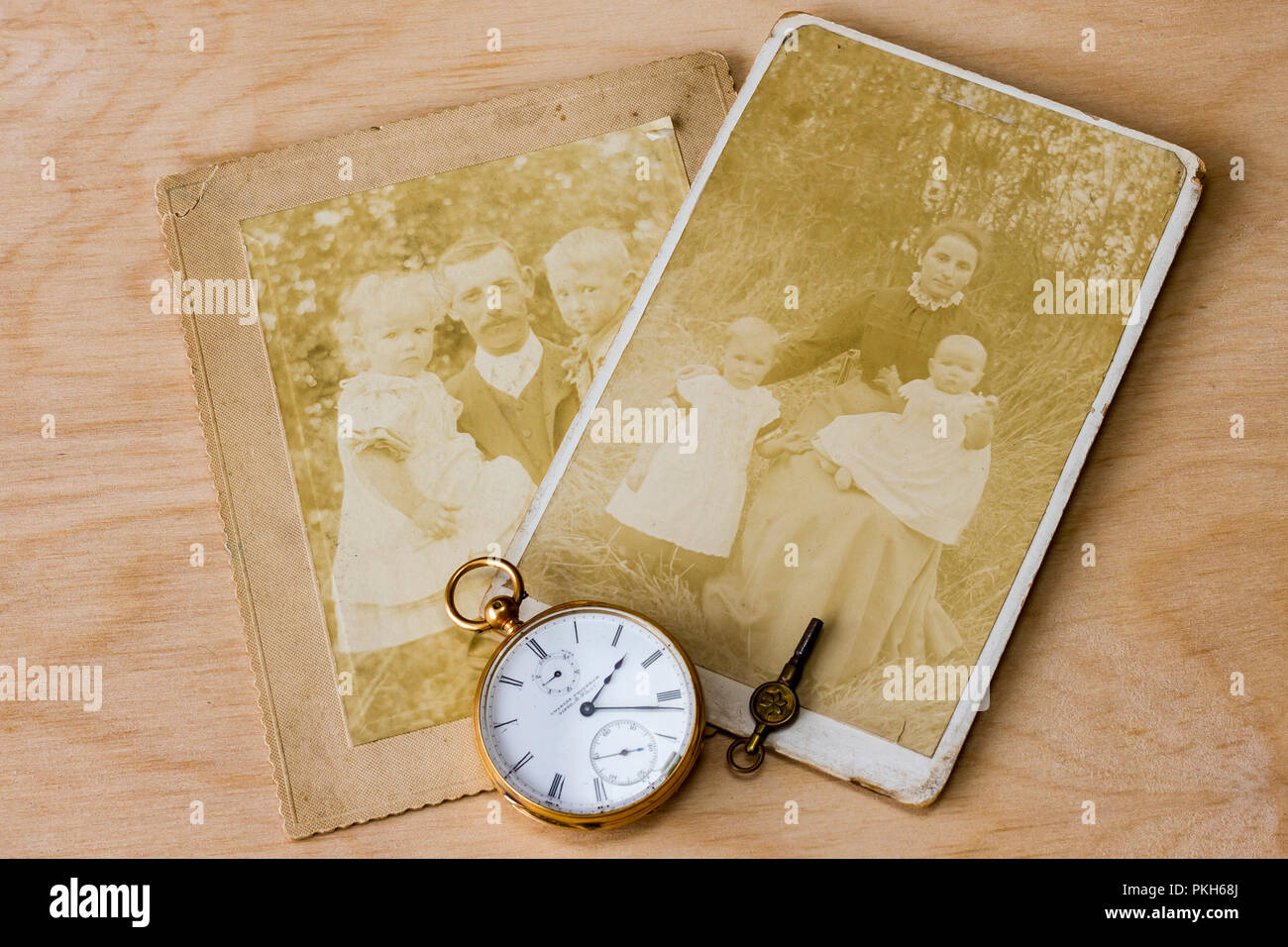Alte Fotos aus den frühen 1900s&Ein 18 ct Gold Taschenuhr auf einem hellen Hintergrund, Vereinigtes Königreich Stockfoto