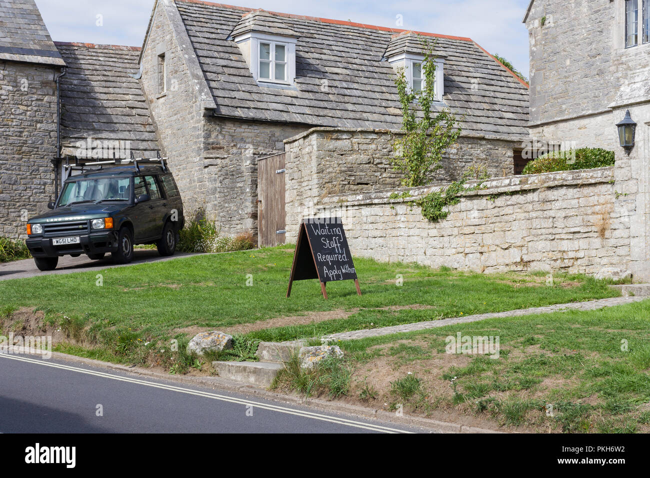 Board Werbung für Personal außerhalb Mortons Haus Hotel in Corfe Castle, Dorset, Großbritannien Stockfoto