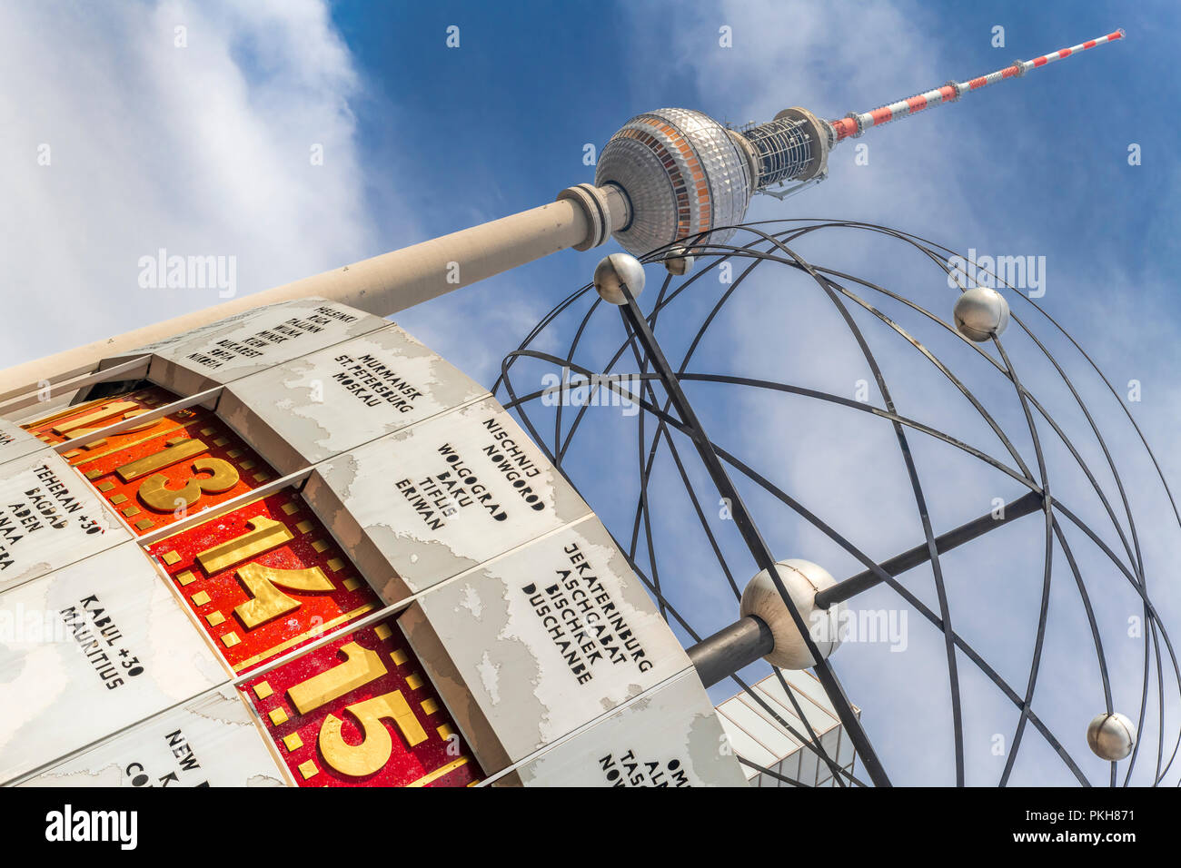 Die Weltzeituhr, auch als die Urania Weltzeituhr bezeichnet, ist in der Öffentlichkeit auf den Alexanderplatz in Mitte, Berlin, Deutschland. Stockfoto