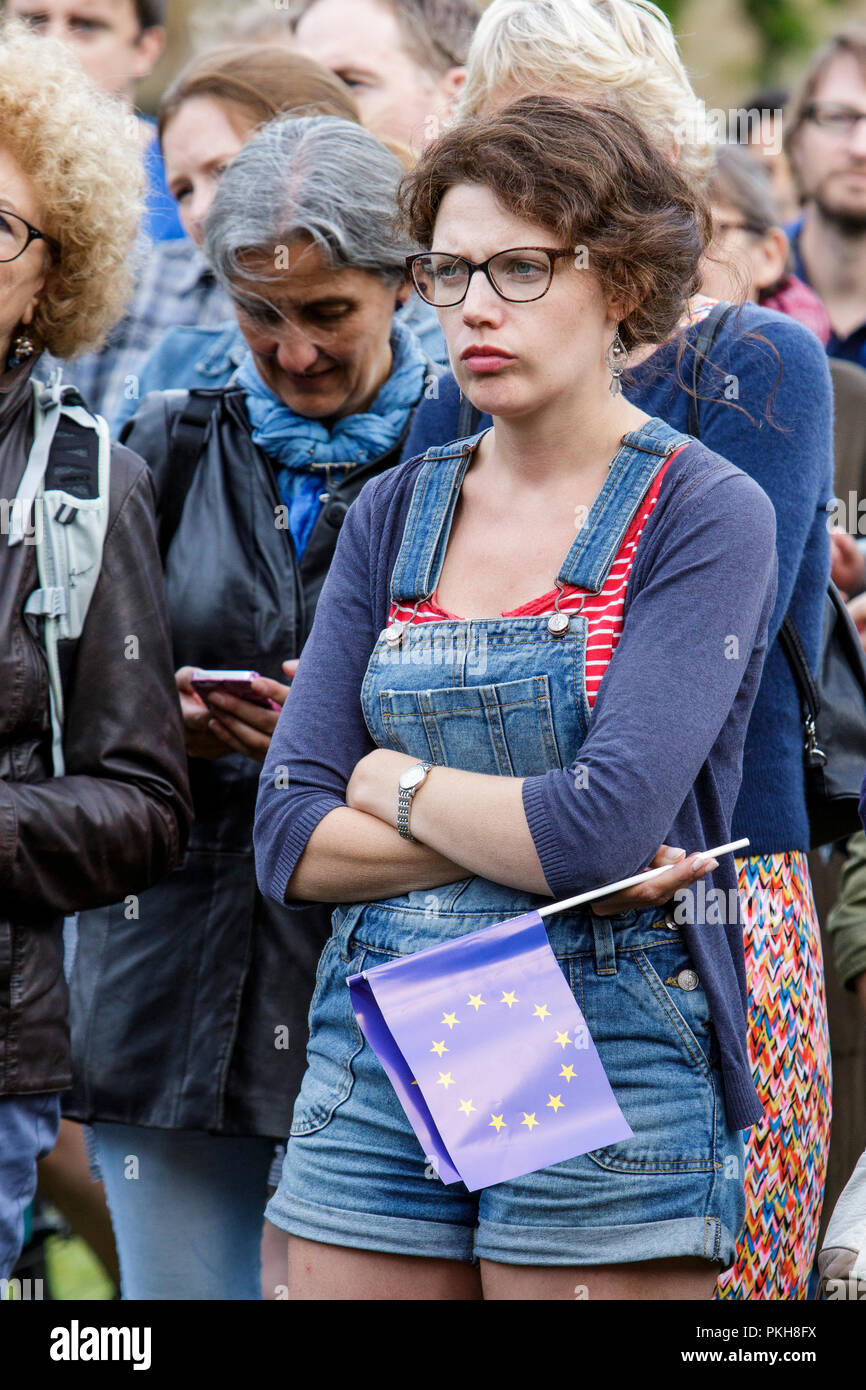 Pro EU-Befürworter + Demonstranten abgebildet sind, da sie sich auf die Reden während der Kundgebung + anti Brexit März in College Green, Bristol 14/07/2016 hören Stockfoto