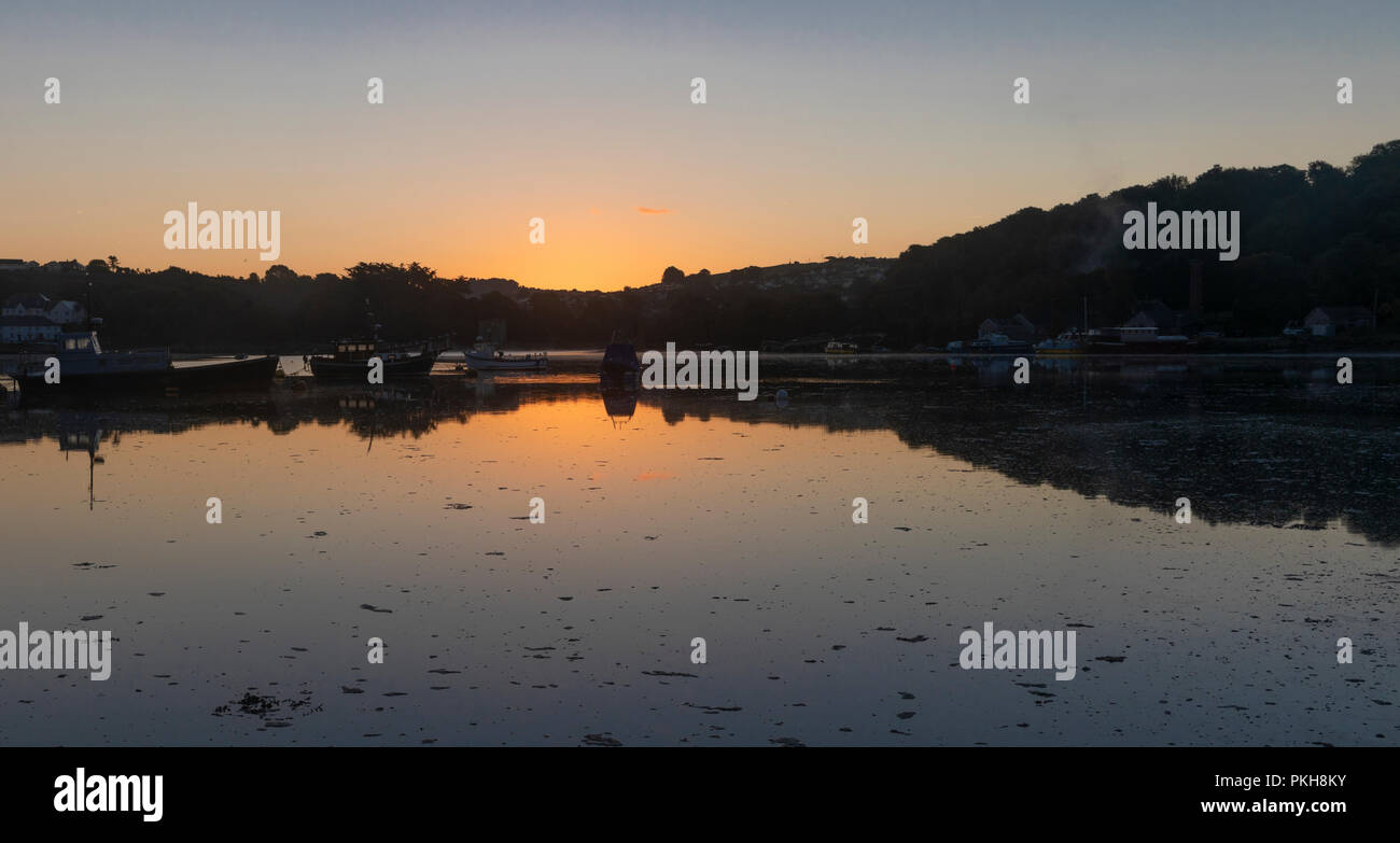 Sonnenaufgang von hooe See, Plymouth Devon auf die Gezeiten. Stockfoto