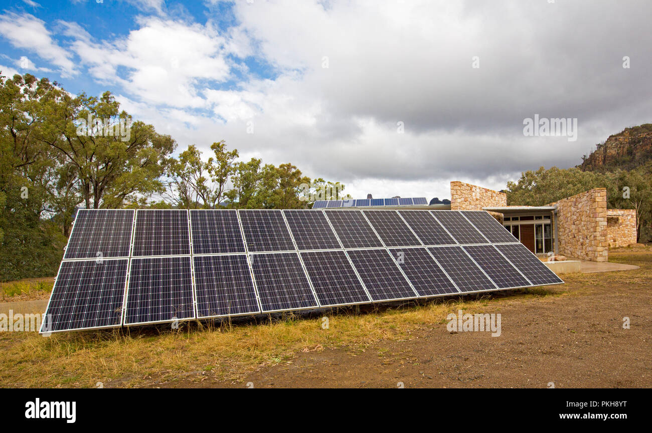 Große Auswahl an Sonnenkollektoren neben modernen Gebäude im ländlichen Gebiet von NSW Australien Stockfoto