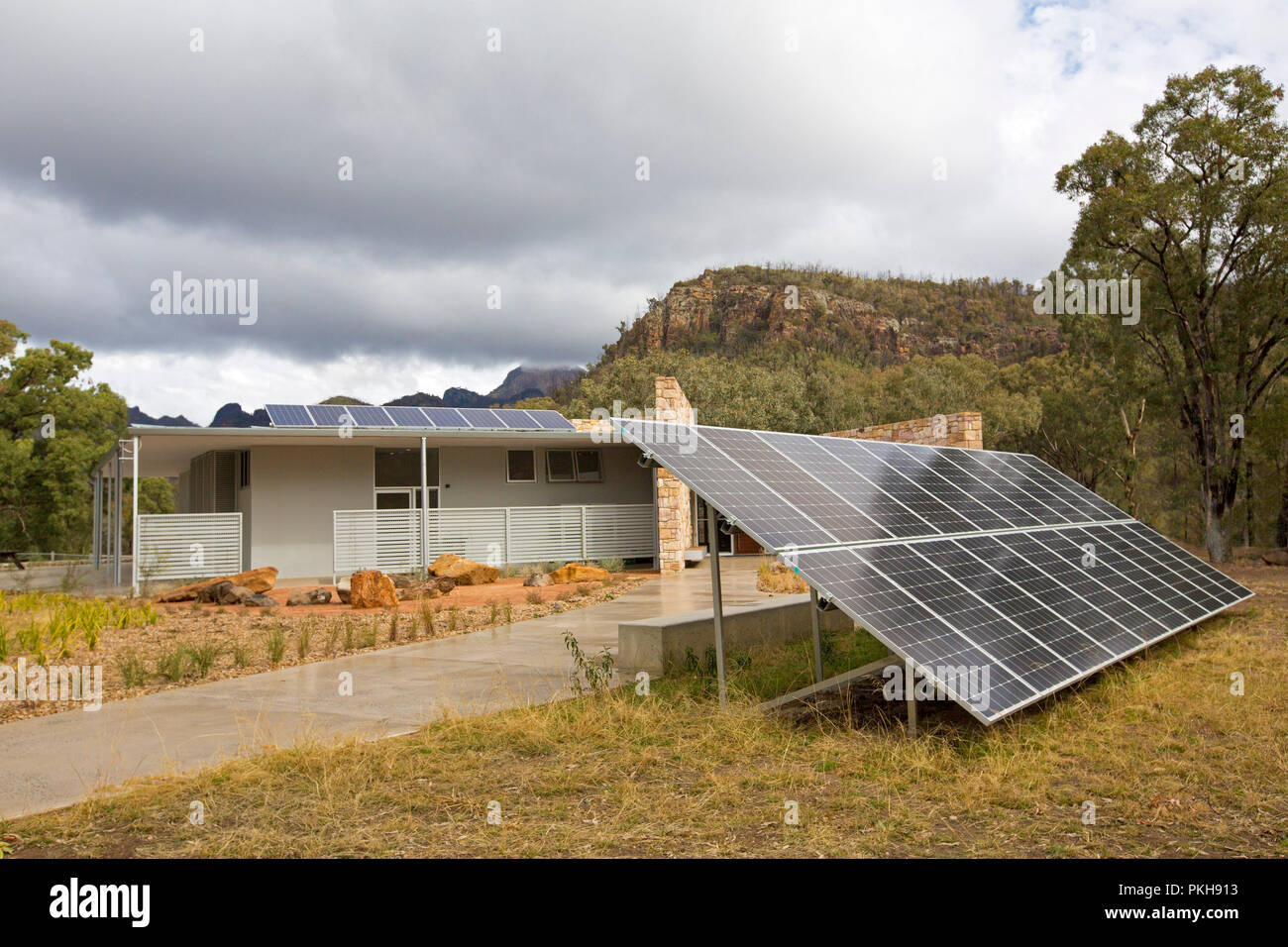 Große Auswahl an Sonnenkollektoren neben modernen Gebäude im ländlichen Gebiet von NSW Australien Stockfoto