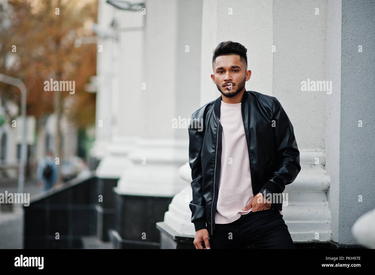 Stilvolle Indischen Bart Mann In Der Schwarzen Lederjacke Indien Modell Stellte Im Freien Auf Den Strassen Der Stadt Stockfotografie Alamy