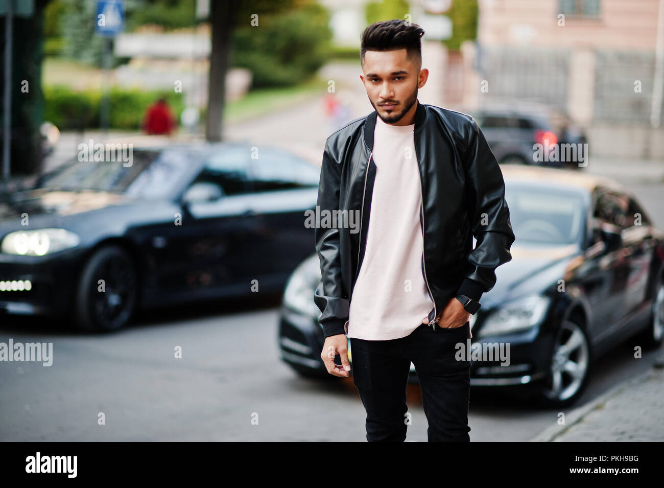 Stilvolle Indischen Bart Mann An Schwarze Lederjacke Gegen Auto Indien Modell Gestellt An Strassen Der Stadt Stockfotografie Alamy