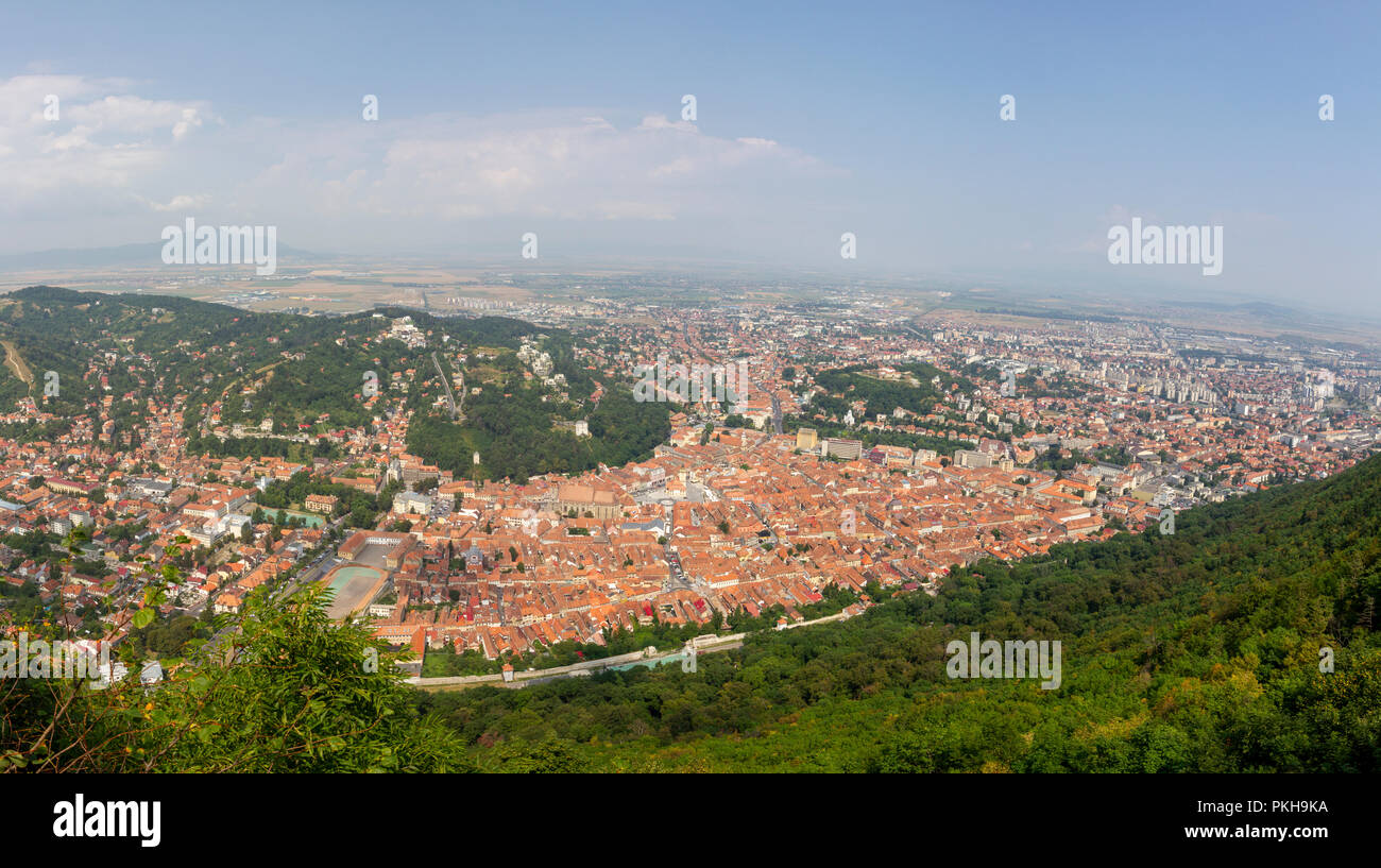Panoramablick auf Brasov aus Tâmpa, Brasov, Rumänien. (Bild zusammen aus mehrere Bilder in der Post Production genäht) Stockfoto