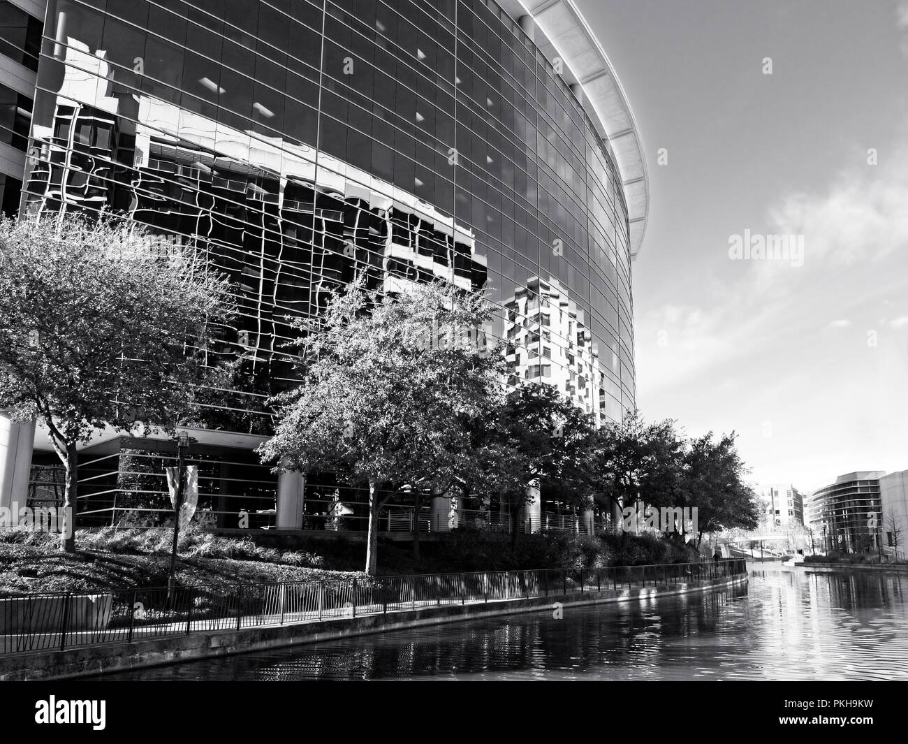 Lage - Datum - Gebäude Reflexion entlang der Wasserstraße das Waldland TX in B&W Stockfoto