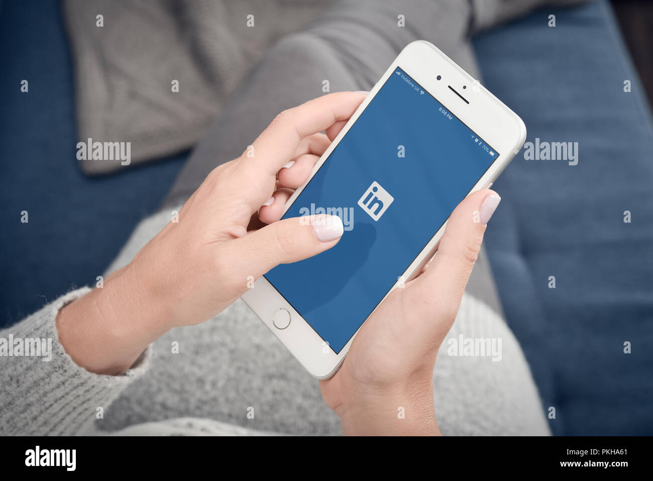 Kiew, Ukraine - Januar 24, 2018: LinkedIn Anwendung auf dem Bildschirm des Apple Iphone 8 plus. LinkedIn ist ein business-orientierten social networking Servic Stockfoto