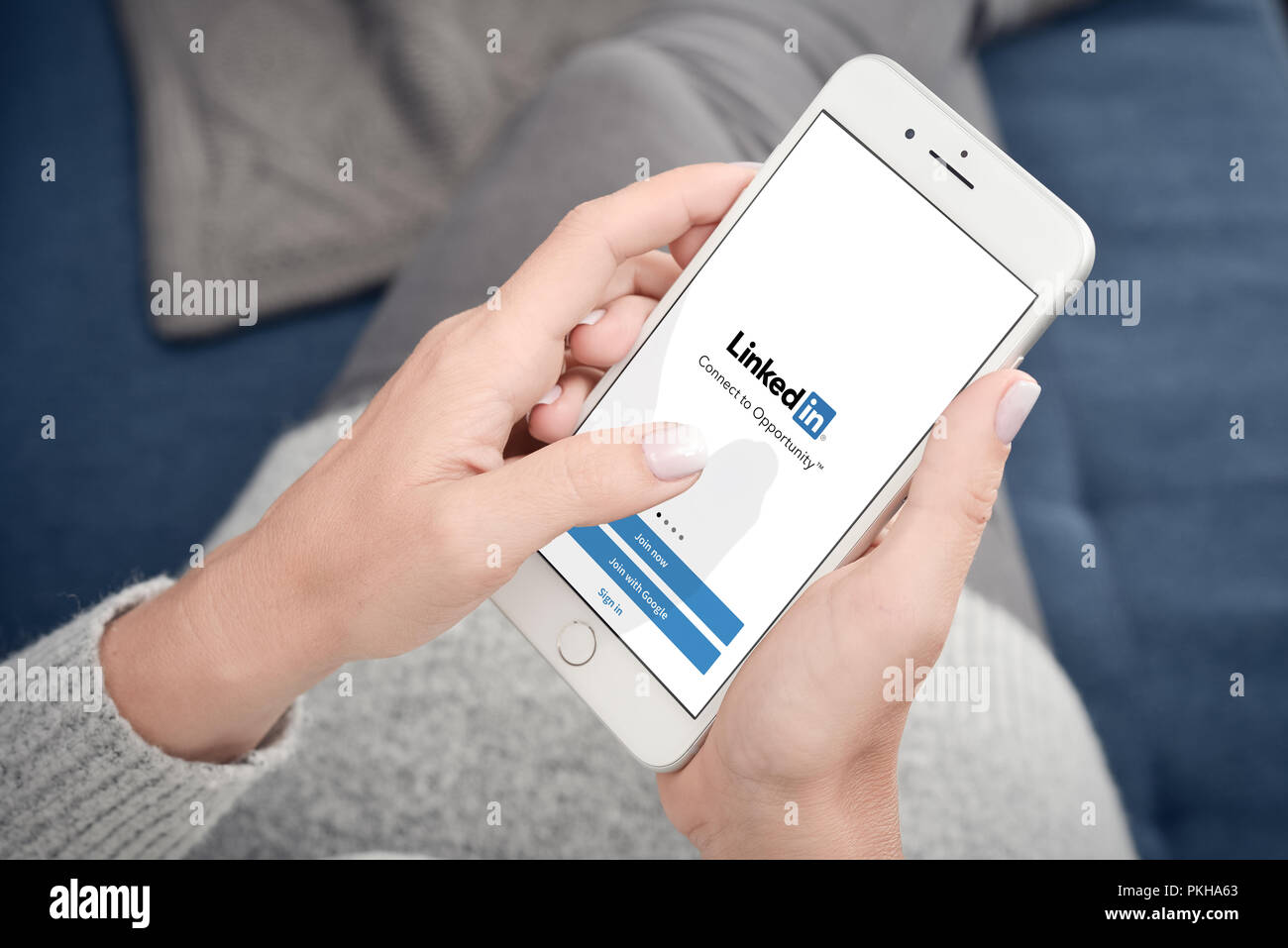 Kiew, Ukraine - Januar 24, 2018: LinkedIn Anwendung auf dem Bildschirm des Apple Iphone 8 plus. LinkedIn ist ein business-orientierten social networking Servic Stockfoto