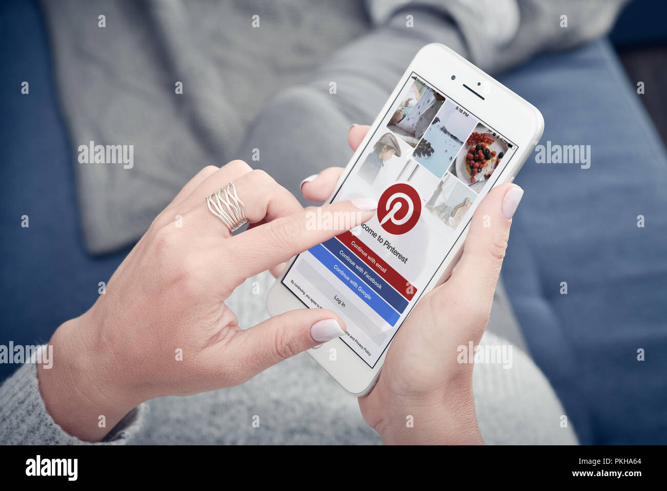 Kiew, Ukraine - Januar 24, 2018: Frau mit Apple Iphone 8 plus mit sozialen Internet service Pinterest auf dem Bildschirm. Pöcking ist eine online pinbo Stockfoto