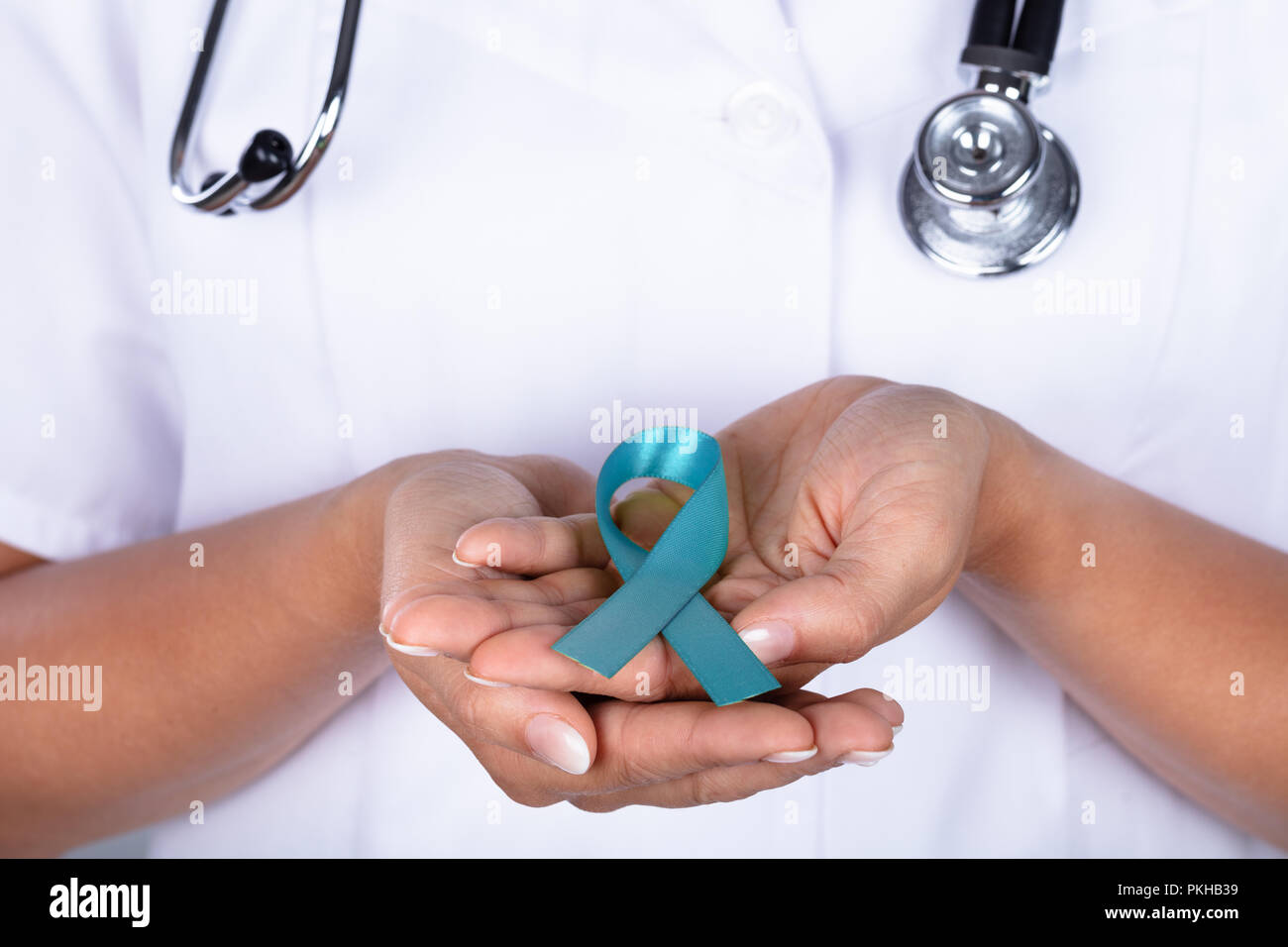 Nahaufnahme der Hand mit einer Ärztin Teal Ribbon Übersicht Eierstockkrebs Bewusstsein Stockfoto
