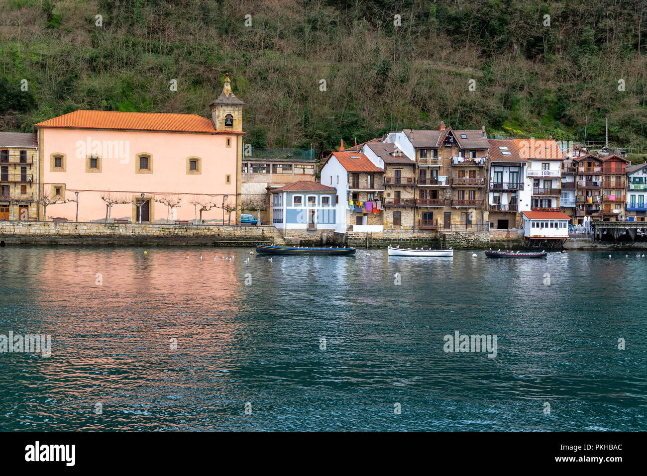 Blick auf das historische Hafenviertel von Pasai Donibane, Spanien Stockfoto