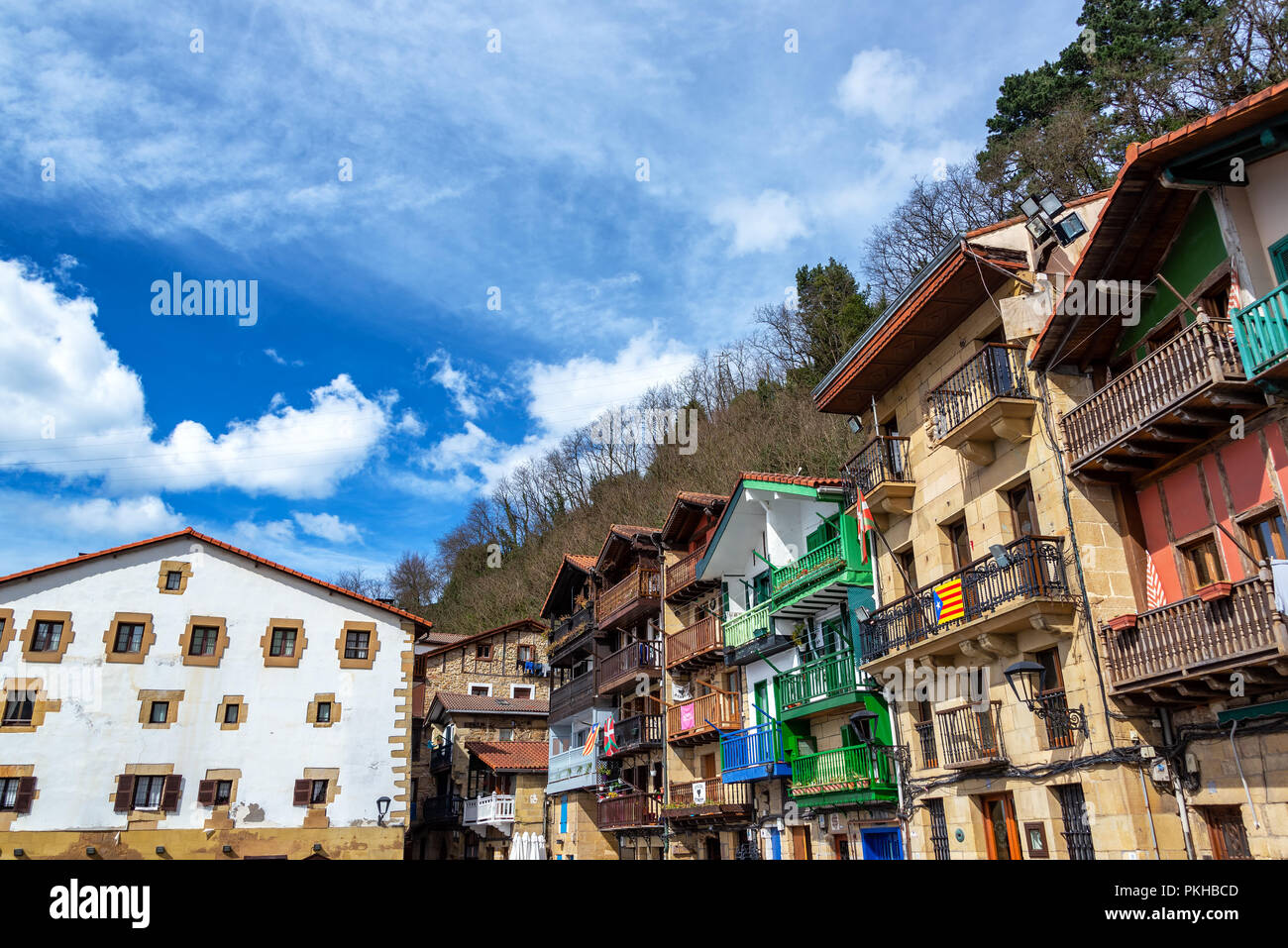 Schöne historische Gebäude in der kleinen Stadt Pasai Donibane im Baskenland in Spanien Stockfoto