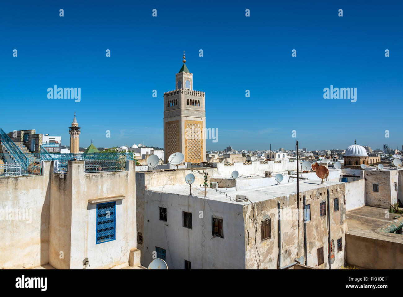 Stadtbild von Tunis, Tunesien mit der Al Zaytuna Moschee sichtbar Stockfoto