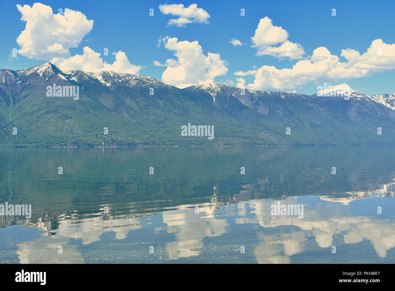 Ein See, in dem die Reflexion des riesigen schneebedeckten Berge entlang Seite. Mit einem schönen Himmel über Sie alle. Stockfoto